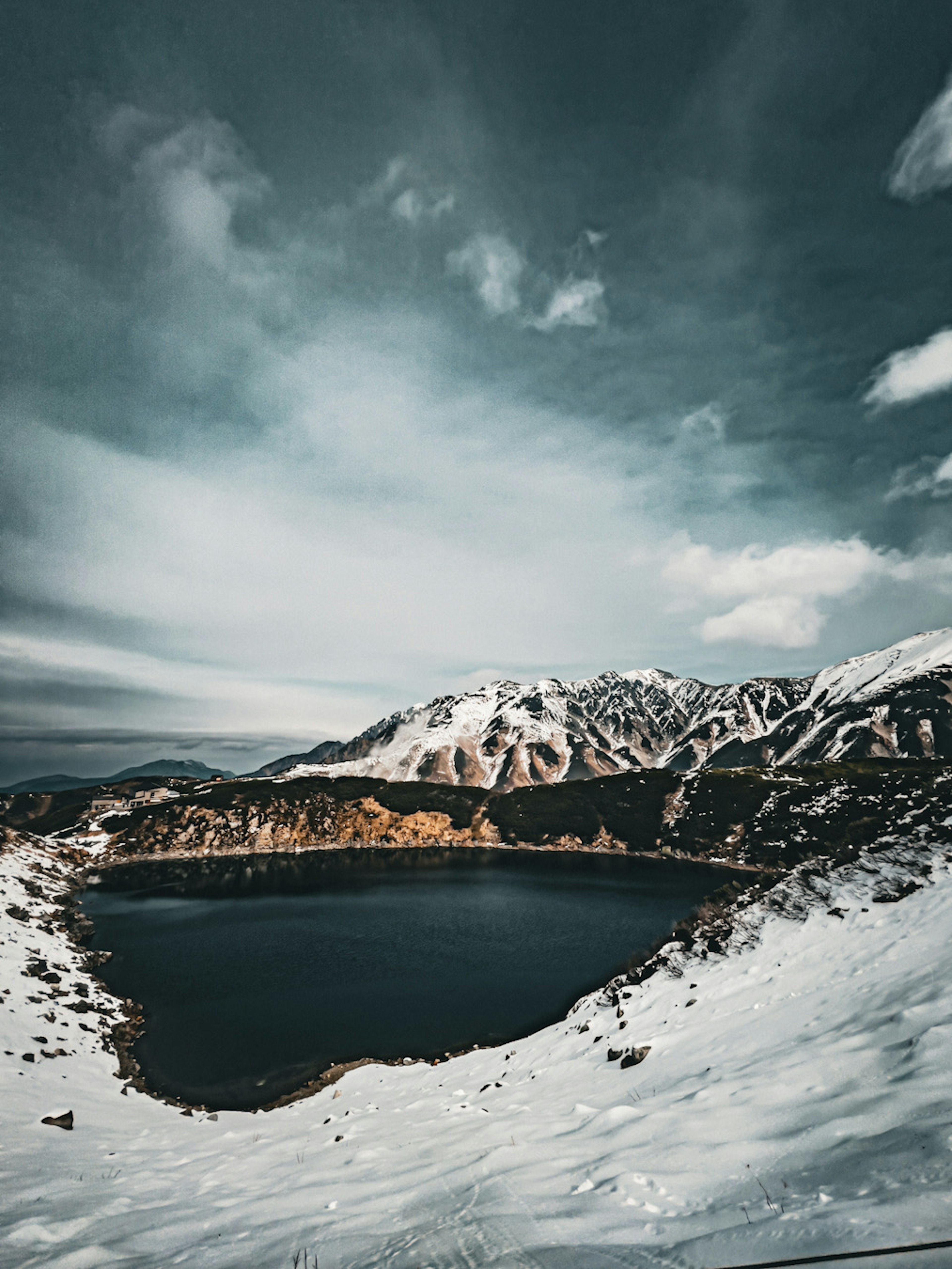 雪覆蓋的山脈環繞著寧靜湖泊的風景