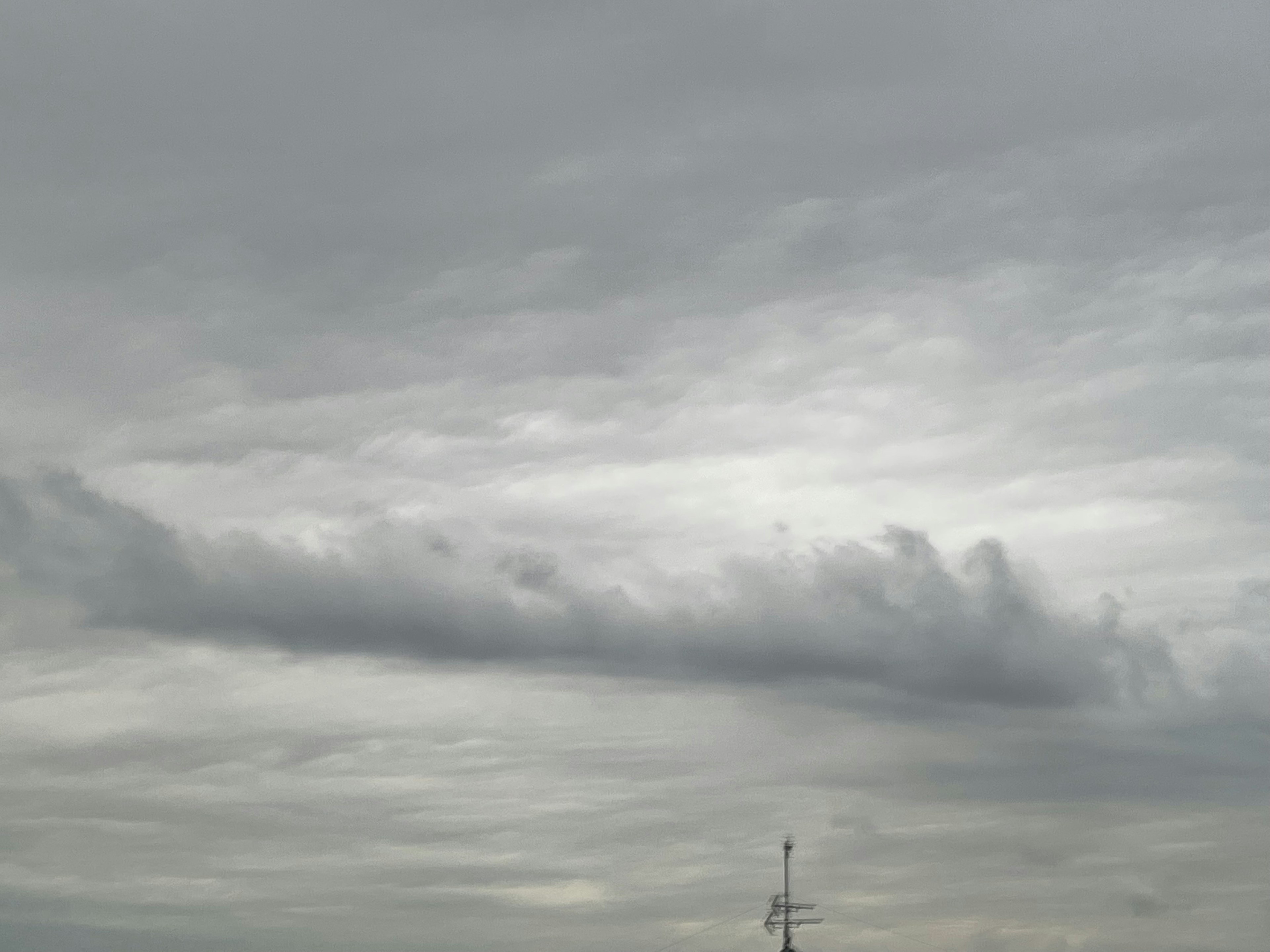 Langit mendung dengan awan abu-abu bertumpuk