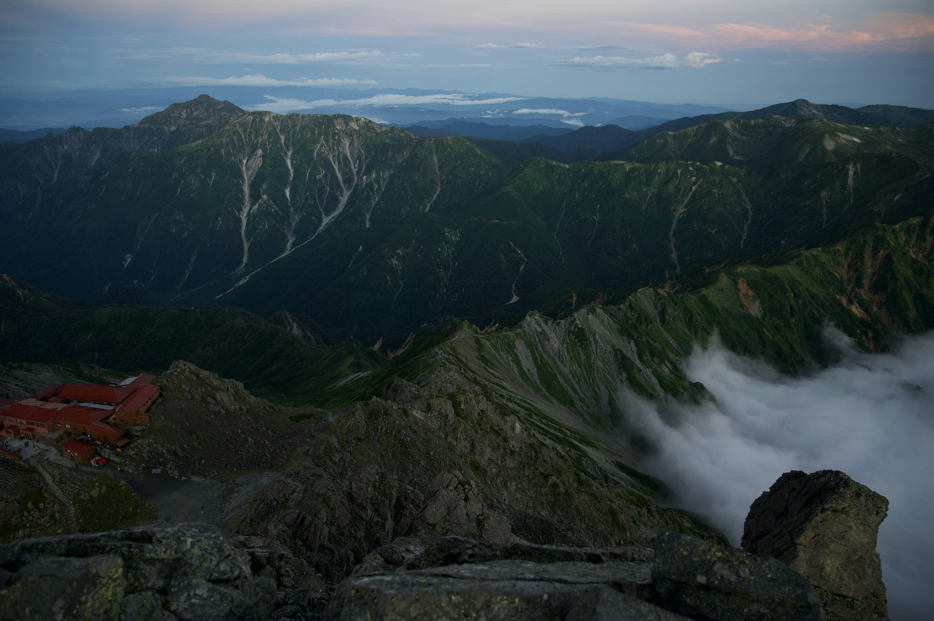 Majestuoso paisaje montañoso con un mar de nubes