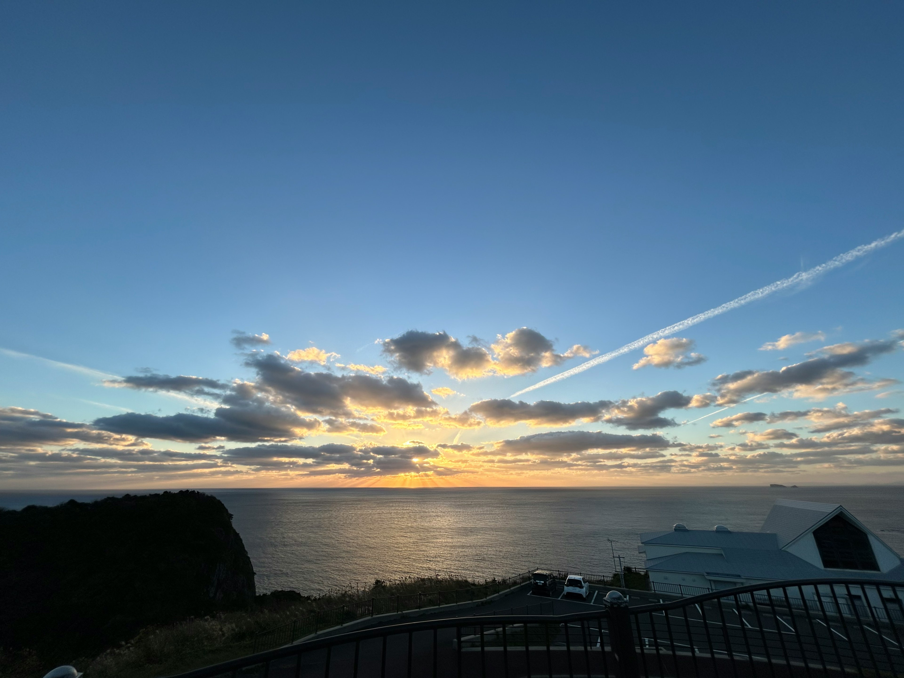 美しい夕日の眺めと雲のある空