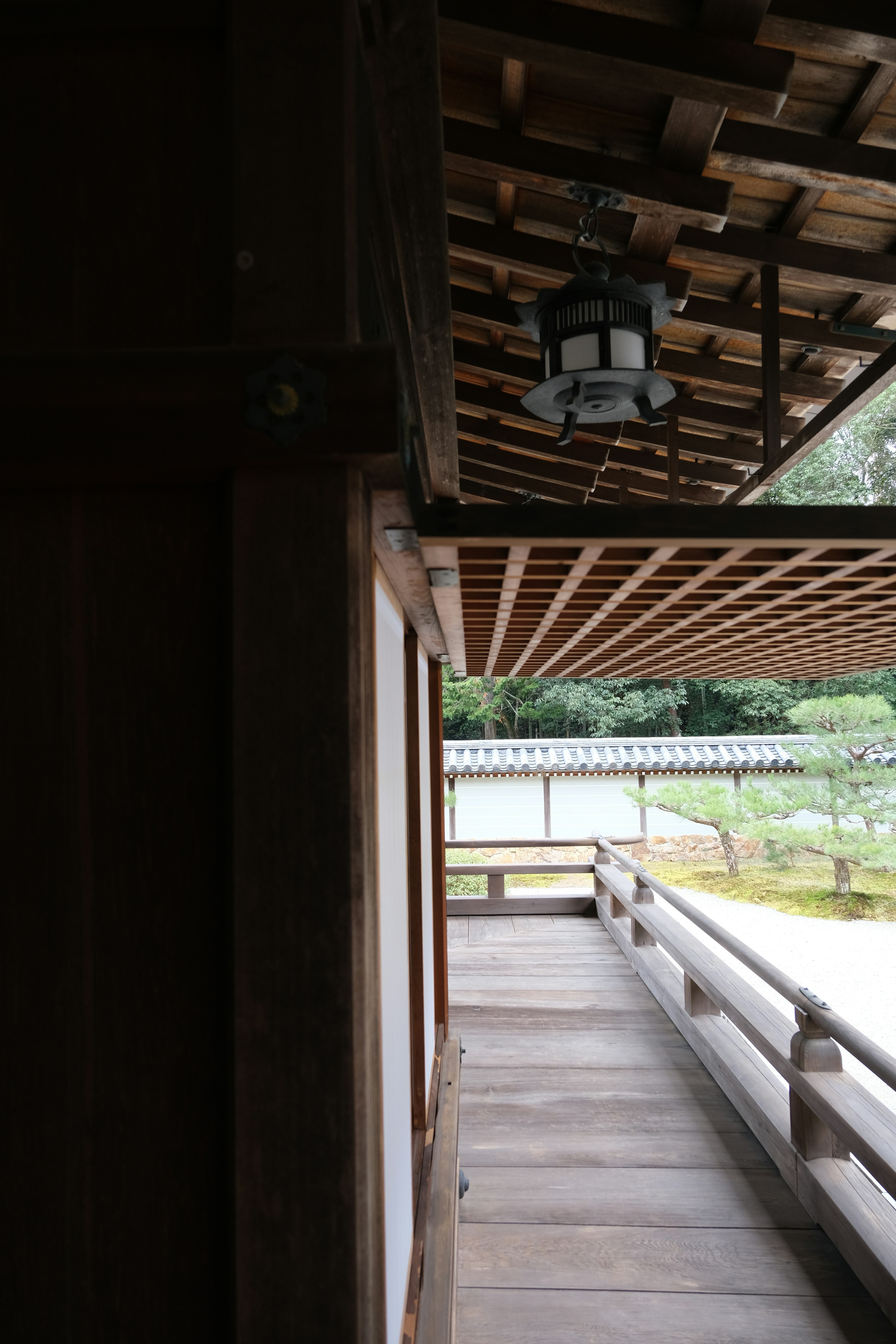 Image montrant le couloir et la conception du toit d'un bâtiment en bois traditionnel