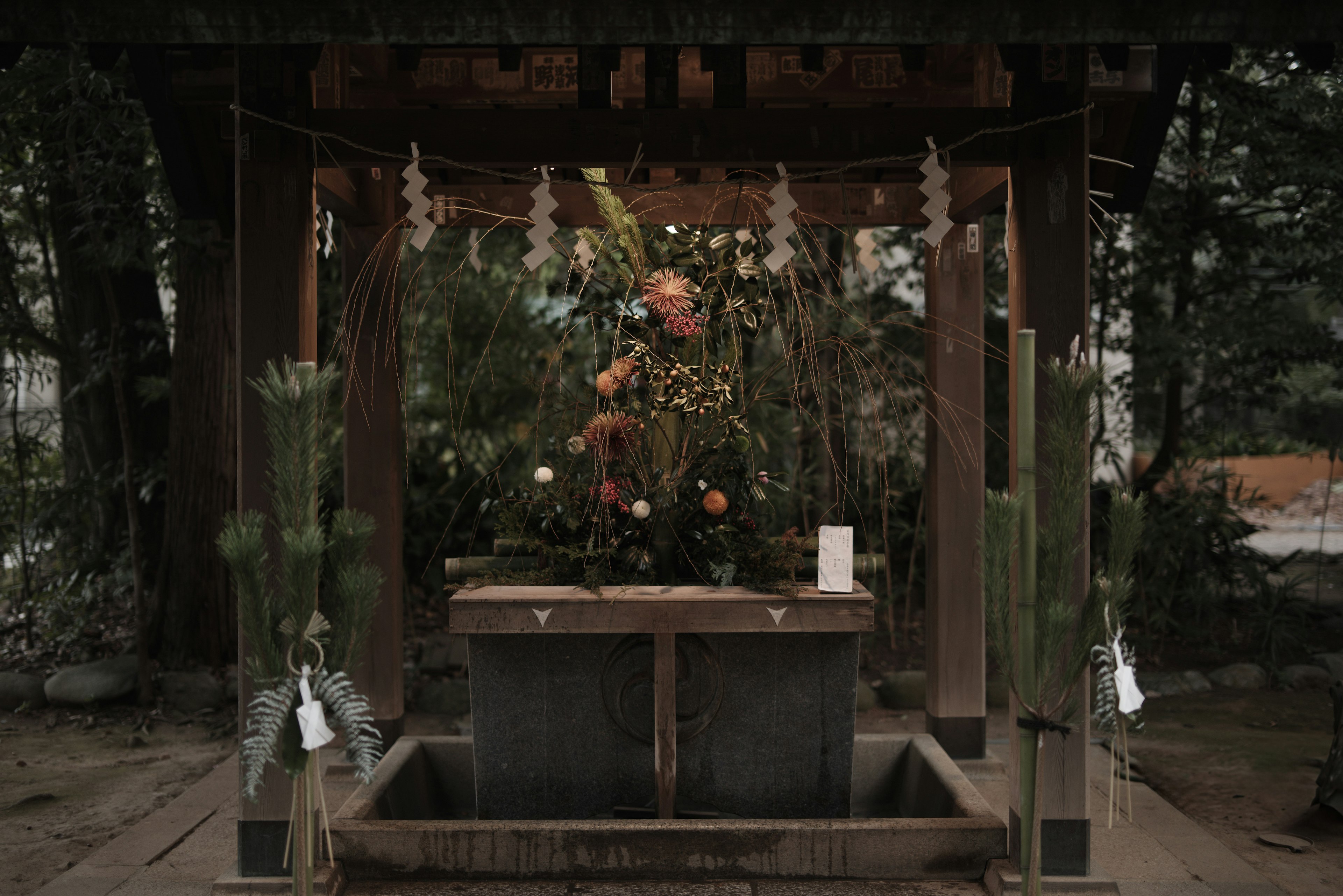 木製の神社のような構造物に花や植物が飾られた様子