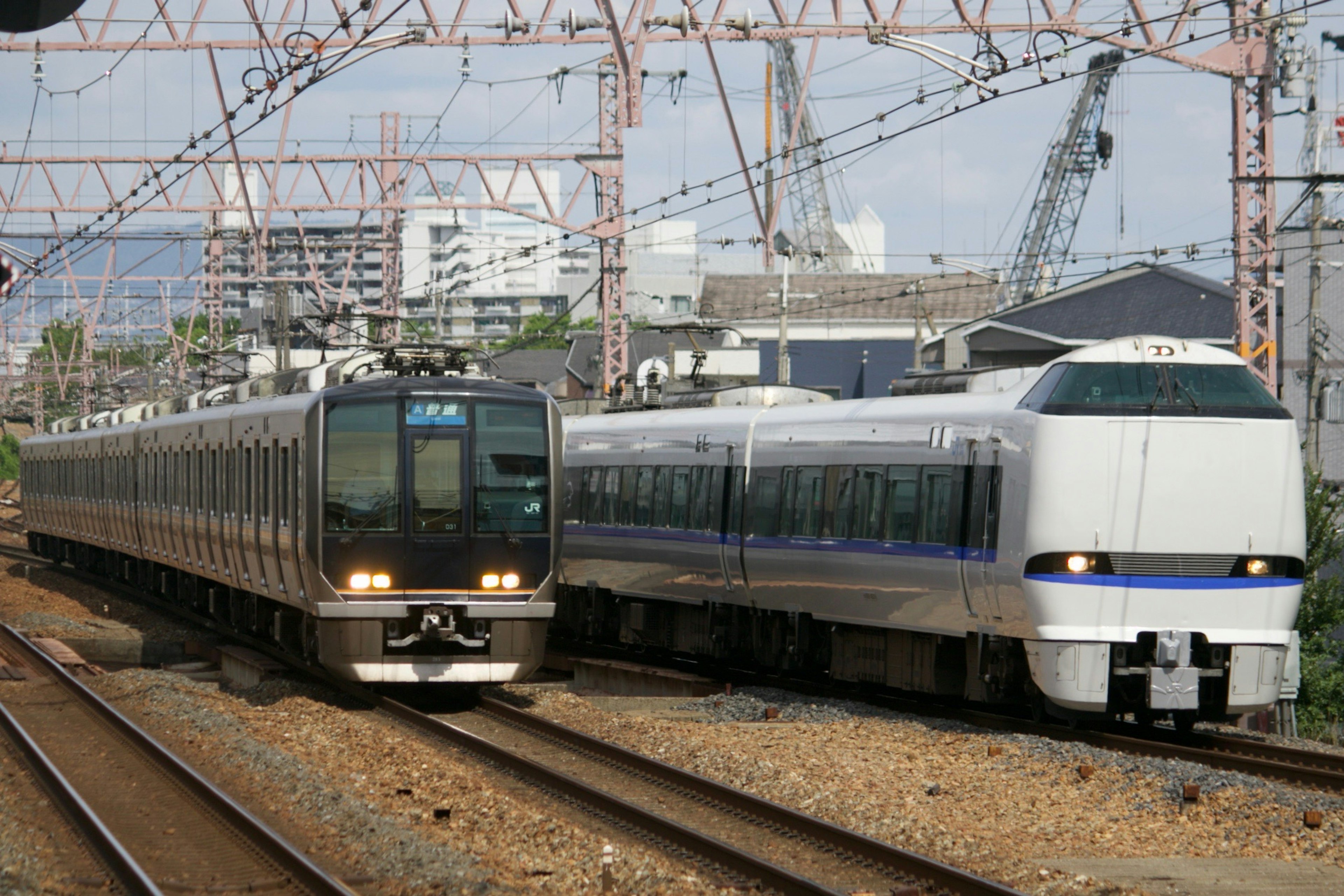 兩列火車在軌道上交叉的場景