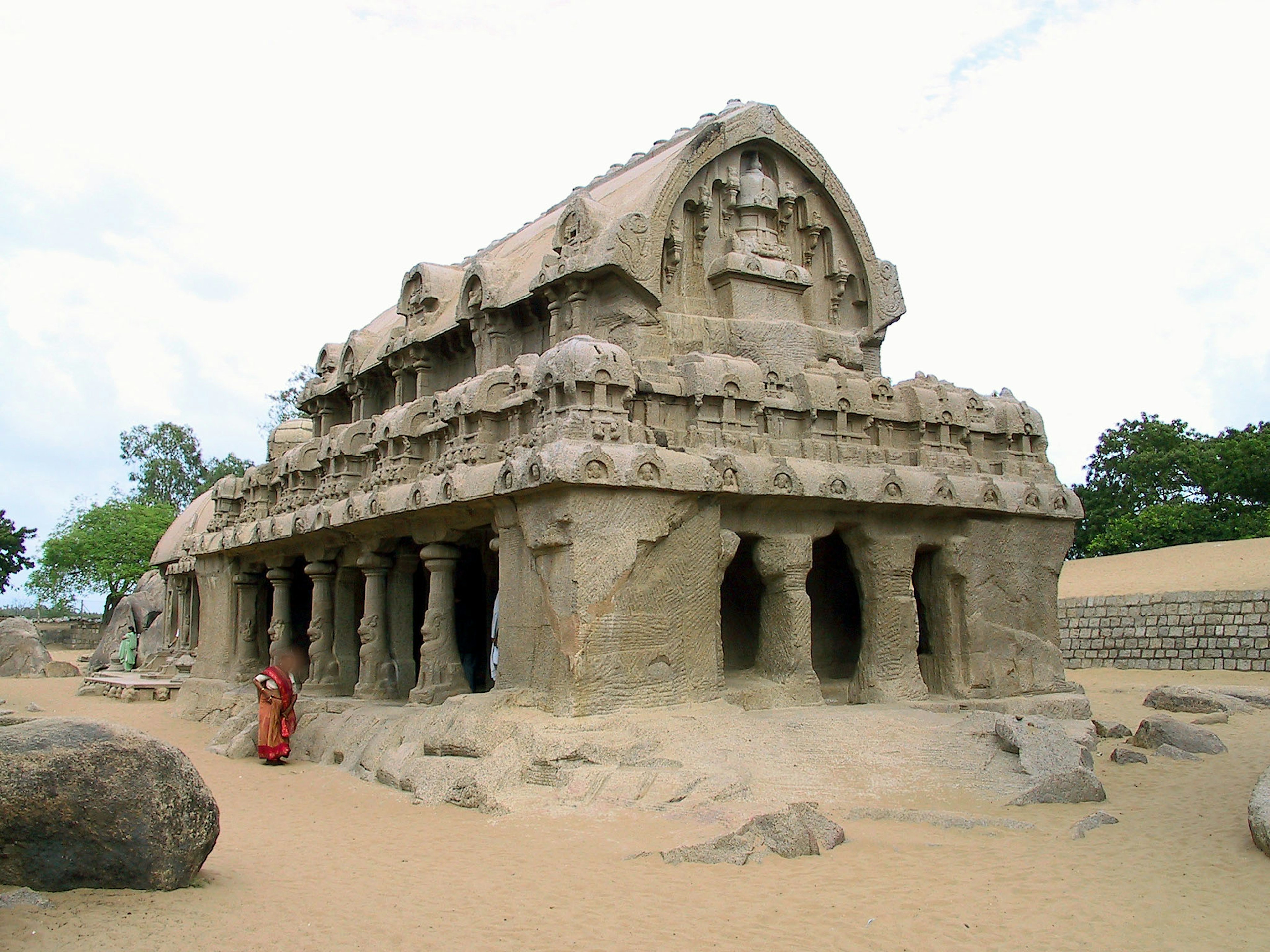 โครงสร้างวัดที่แกะสลักจากหินโบราณของ Pancha Rathas ในภูมิประเทศที่เต็มไปด้วยทราย