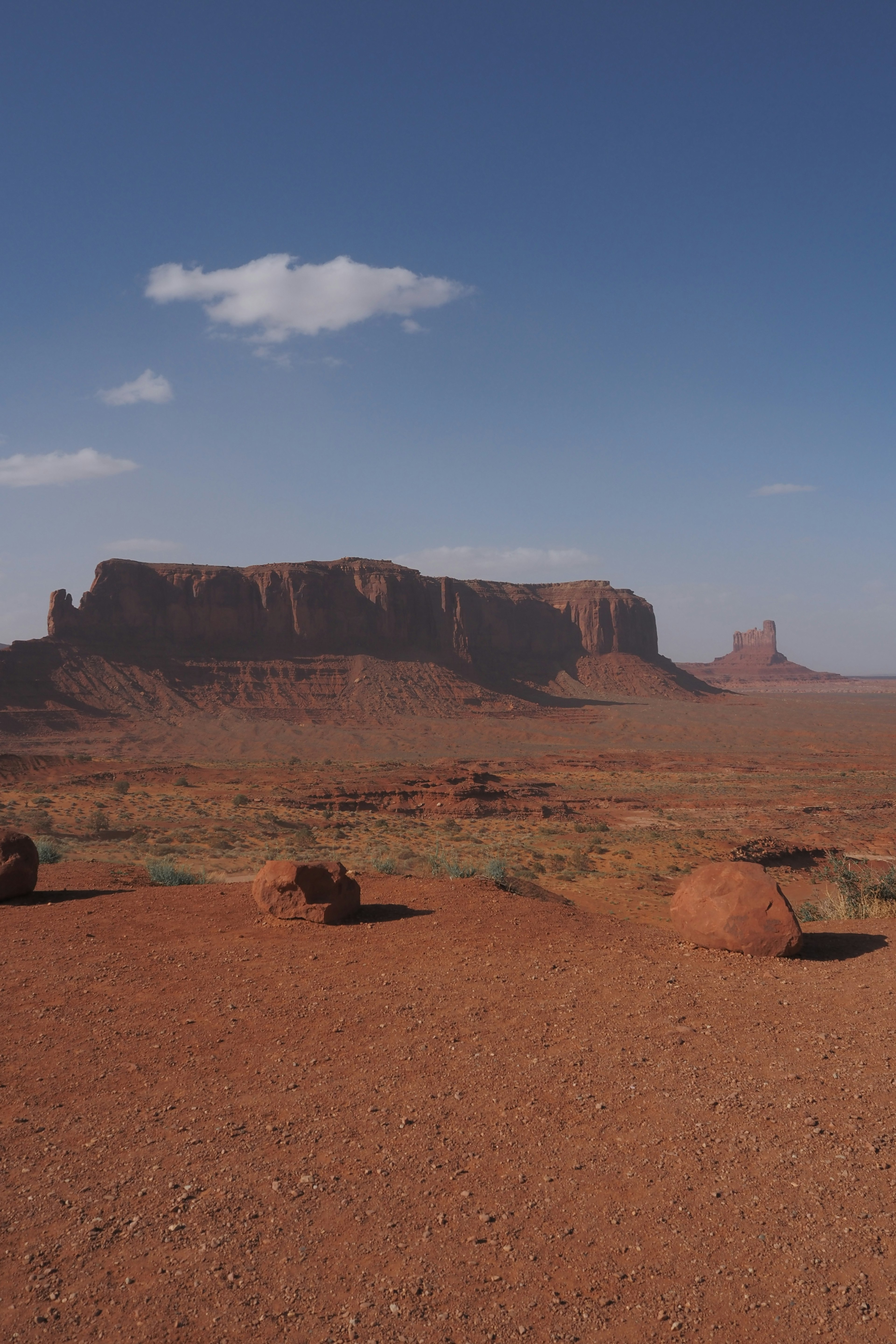 Cảnh quan sa mạc đỏ rộng lớn với các khối đá ở Monument Valley