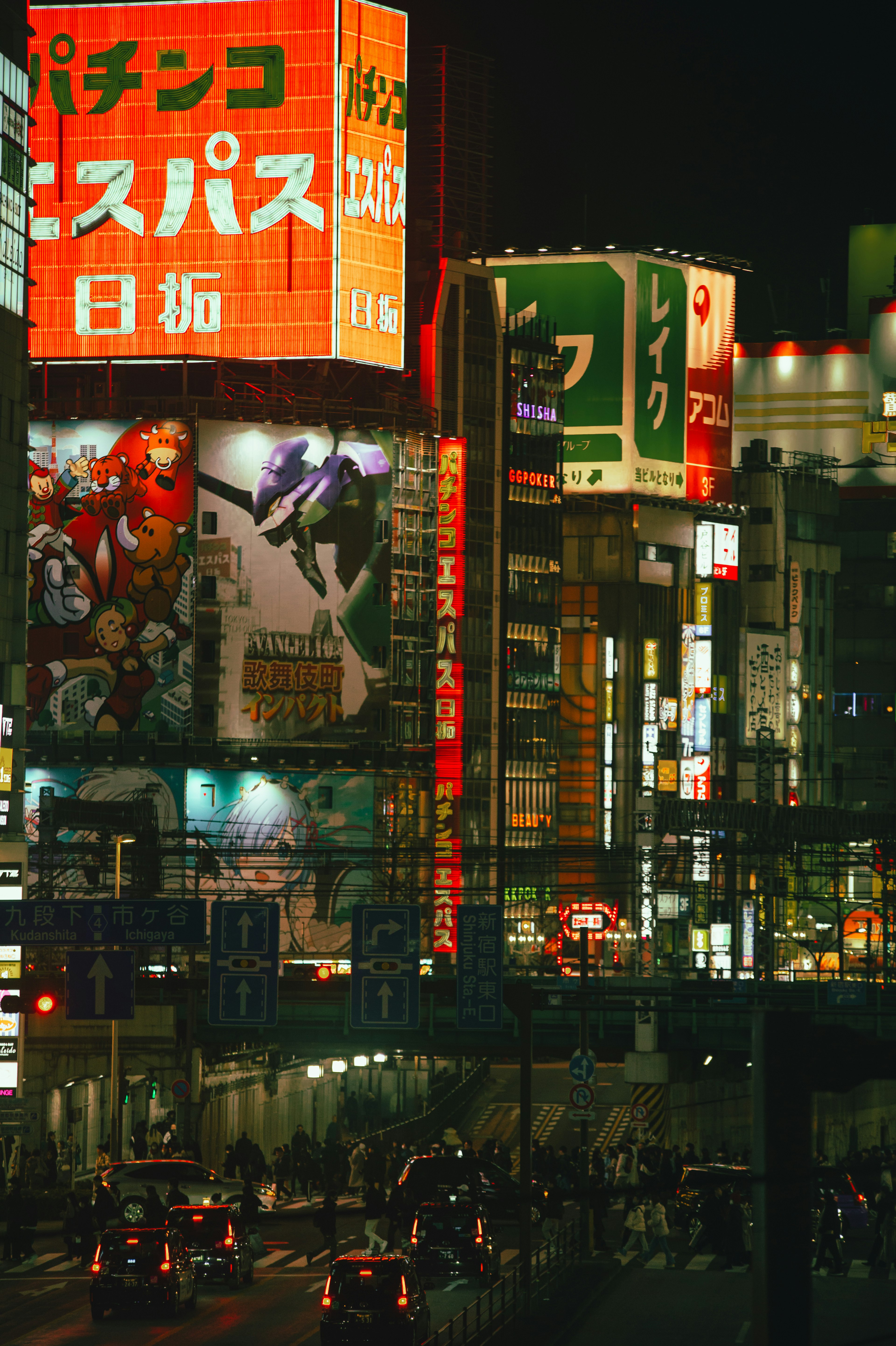 夜の都市風景 大きな看板が目立つ さまざまな色のネオンが輝く