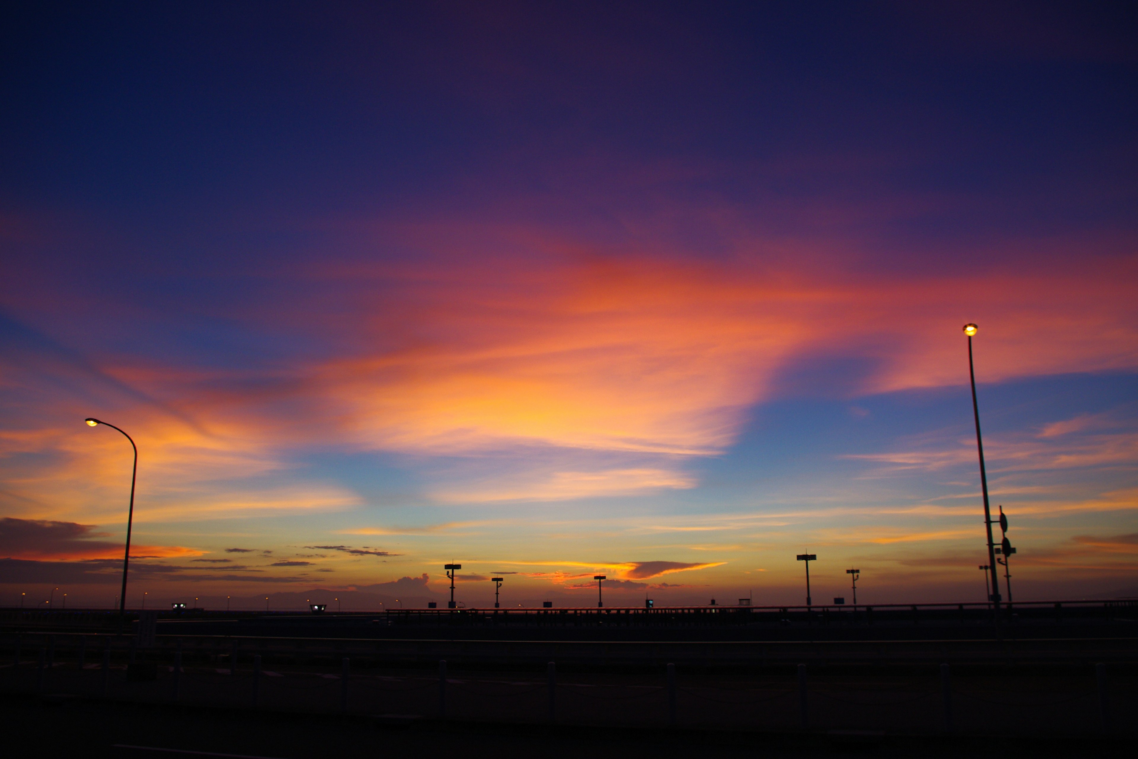 Langit senja dengan nuansa oranye dan biru