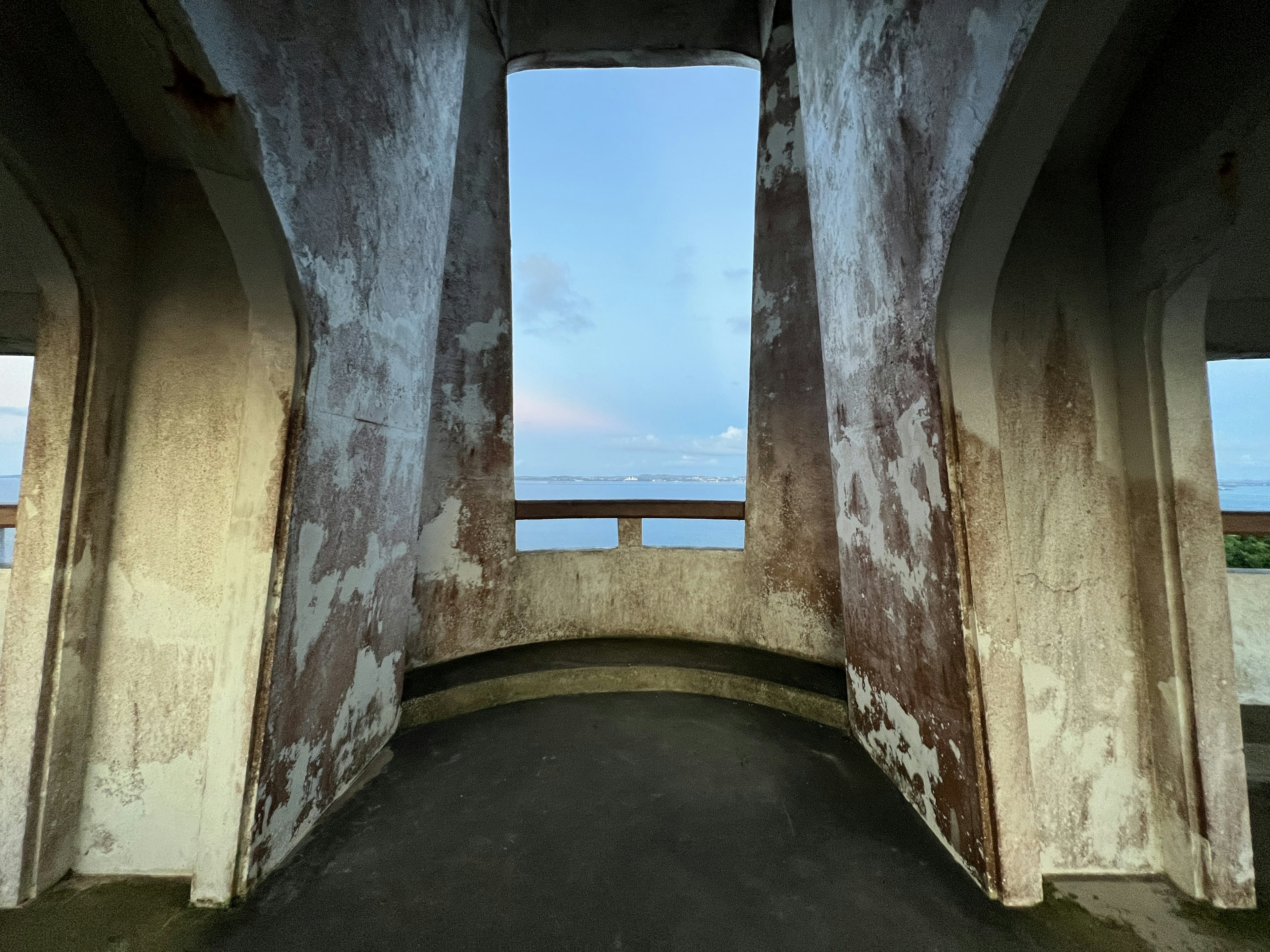 Innenansicht eines alten Gebäudes mit einem Fenster, das den Himmel rahmt