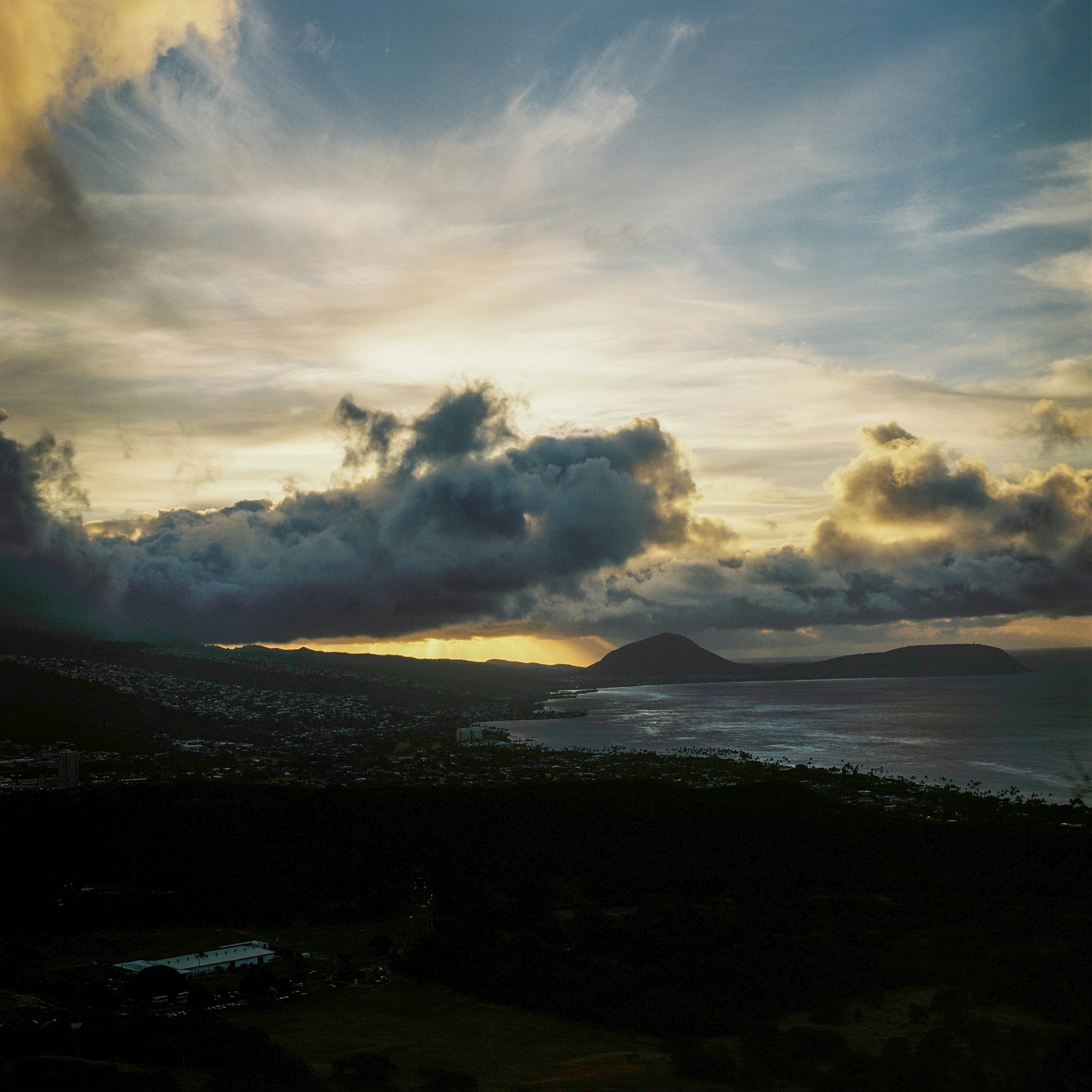 夕焼けの海岸線と雲が広がる美しい風景