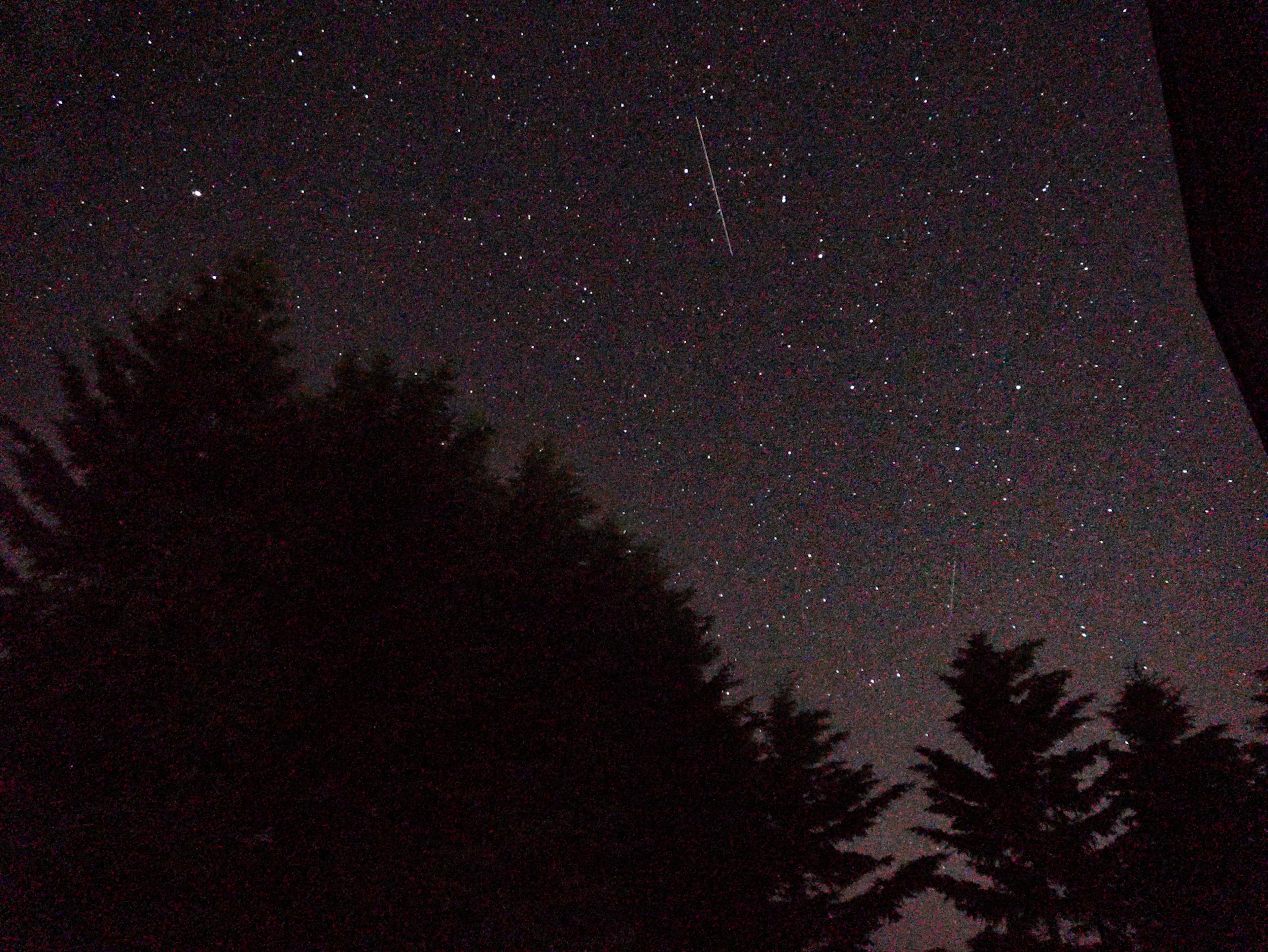 星空と流れ星が見える夜の風景