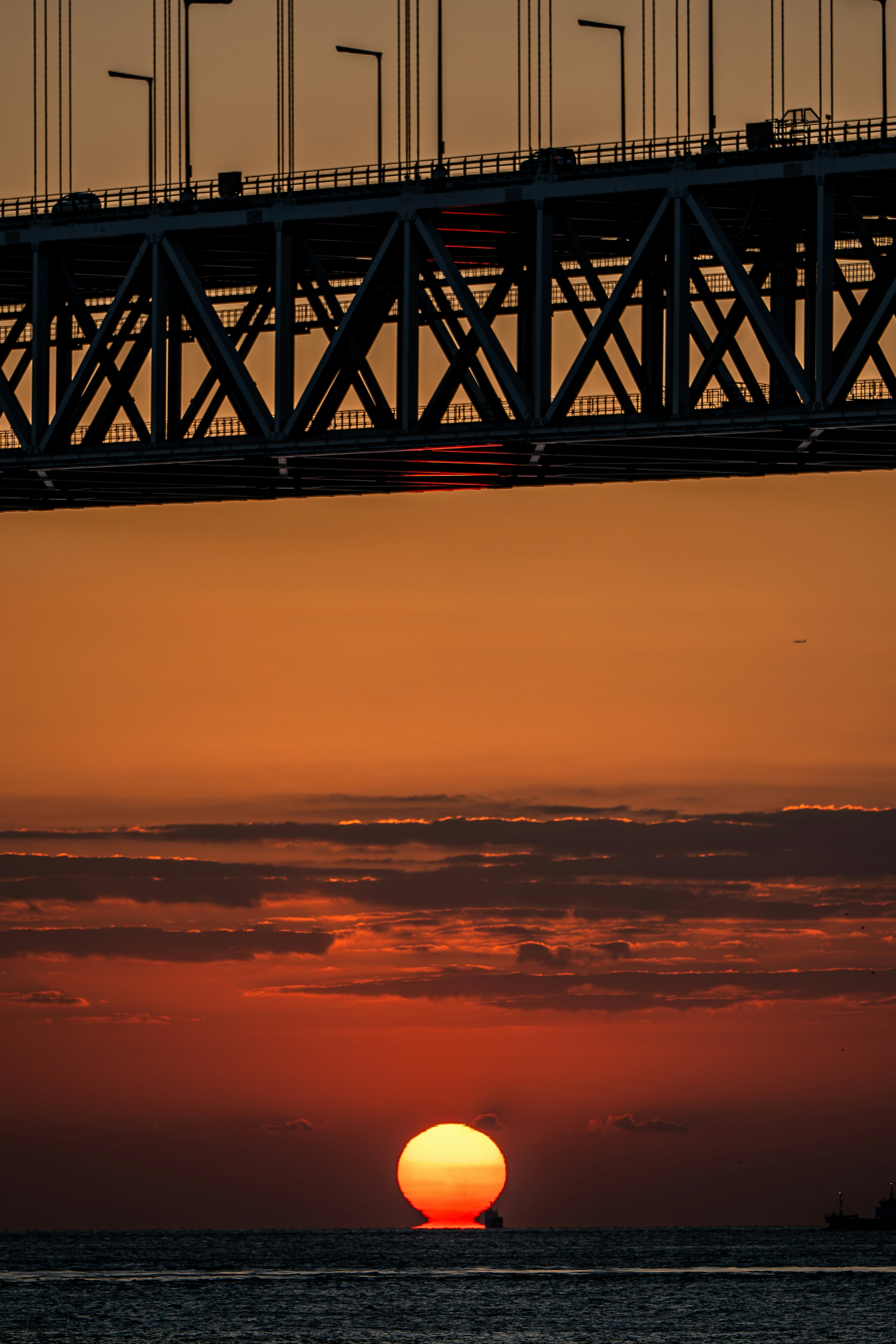 夕日が橋の下に沈む美しい風景