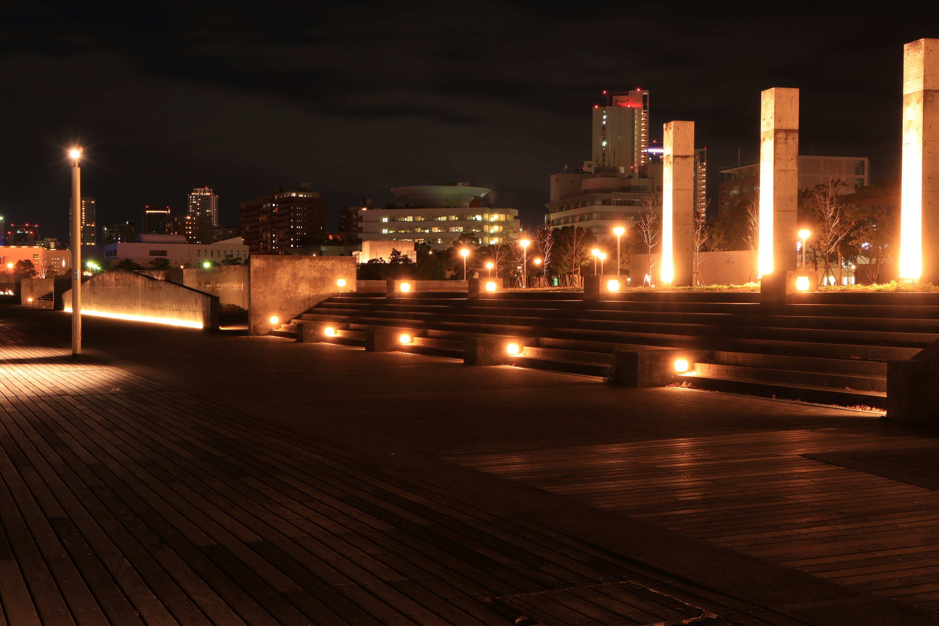 Espacio al aire libre con hermosa vista nocturna de la ciudad y iluminación