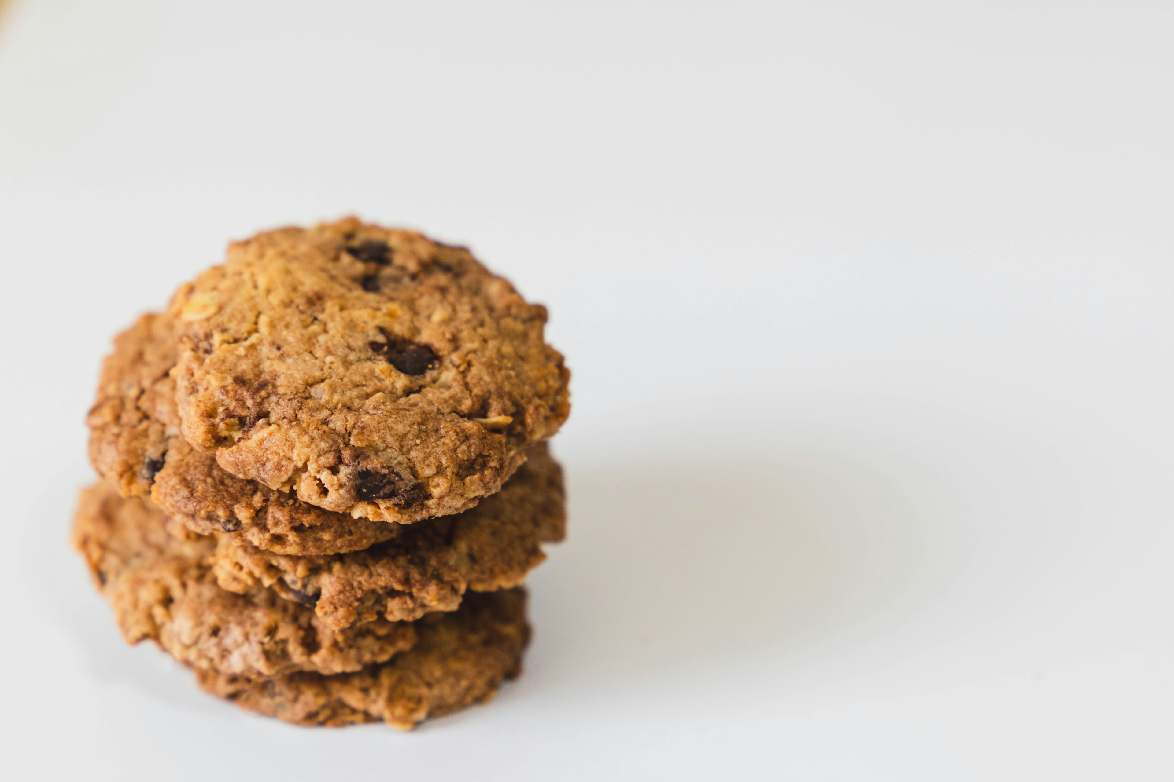 Montón de galletas con chispas de chocolate sobre un fondo blanco