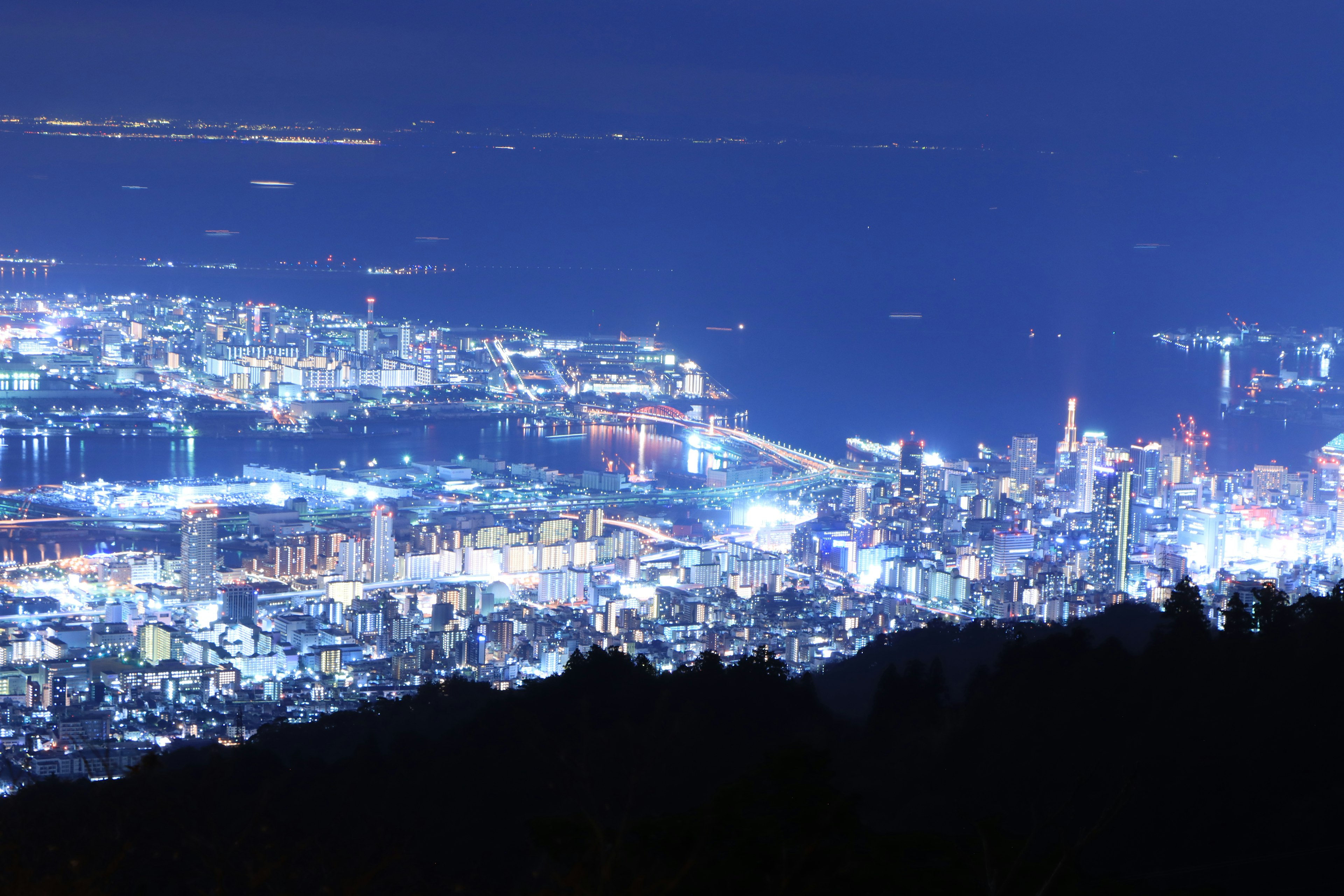 Eine atemberaubende Aussicht auf die Lichter der Stadt bei Nacht