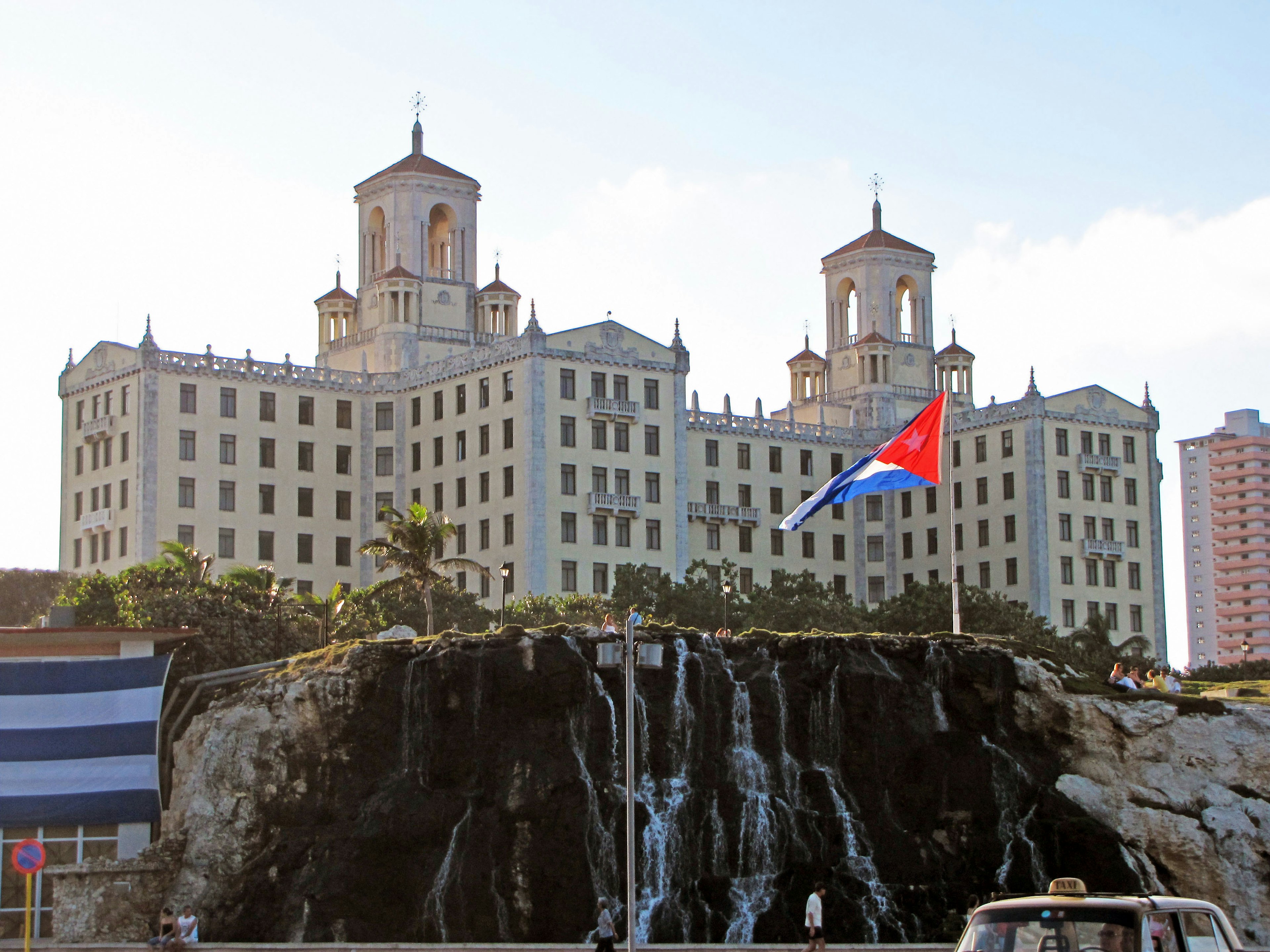 Historisches Hotel Nacional in Havanna mit kubanischer Flagge