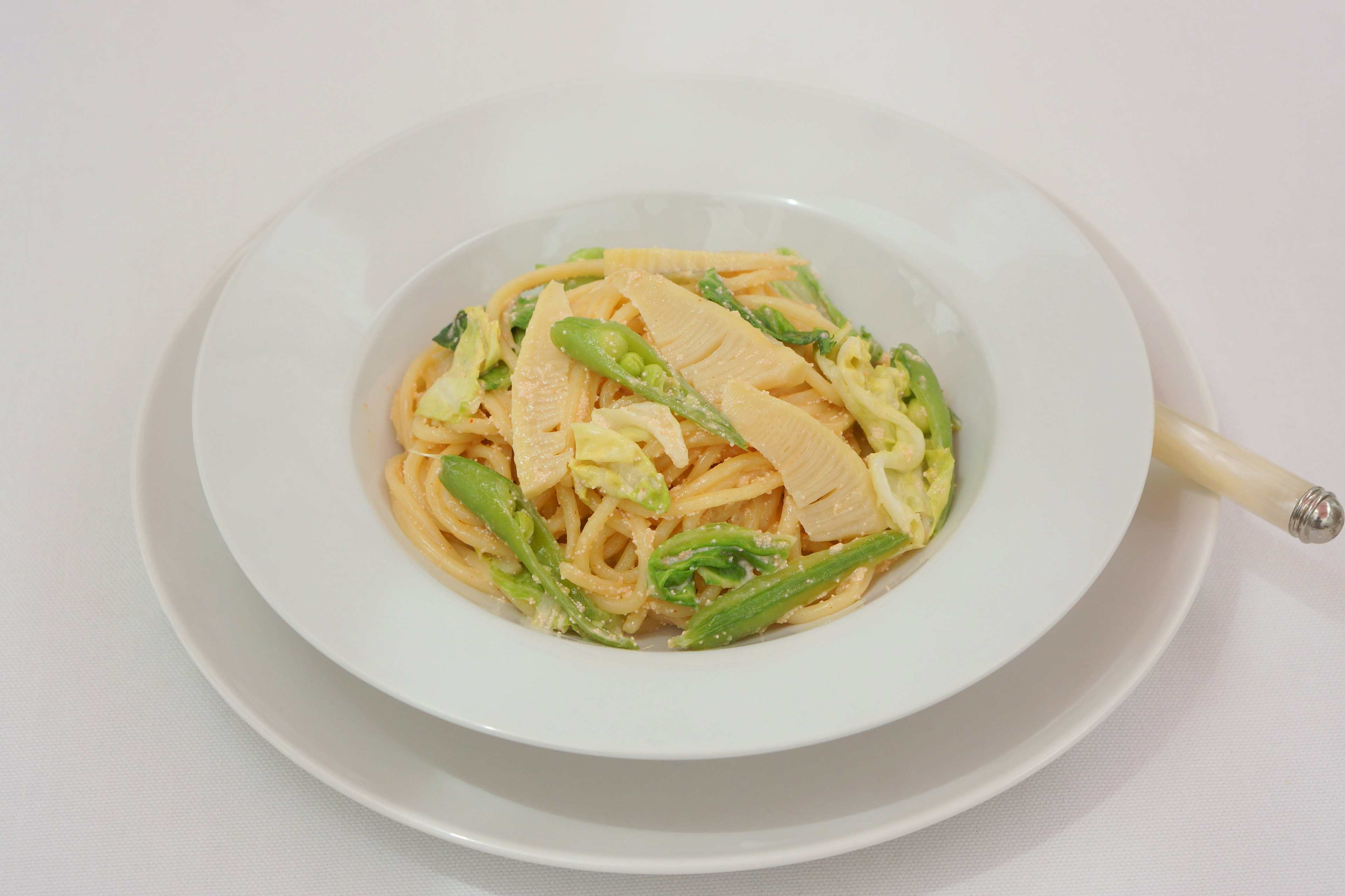 Pasta mit cremiger Sauce belegt mit Hähnchen und grünen Gemüse