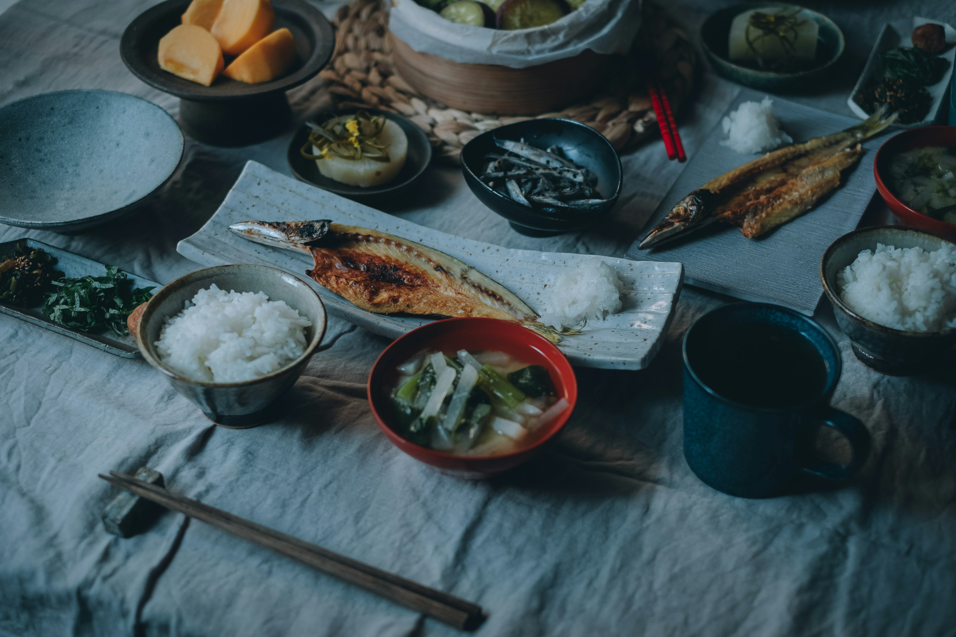 Tavolo per la colazione giapponese con pesce grigliato riso ciotole di zuppa di miso contorni di verdure e uova