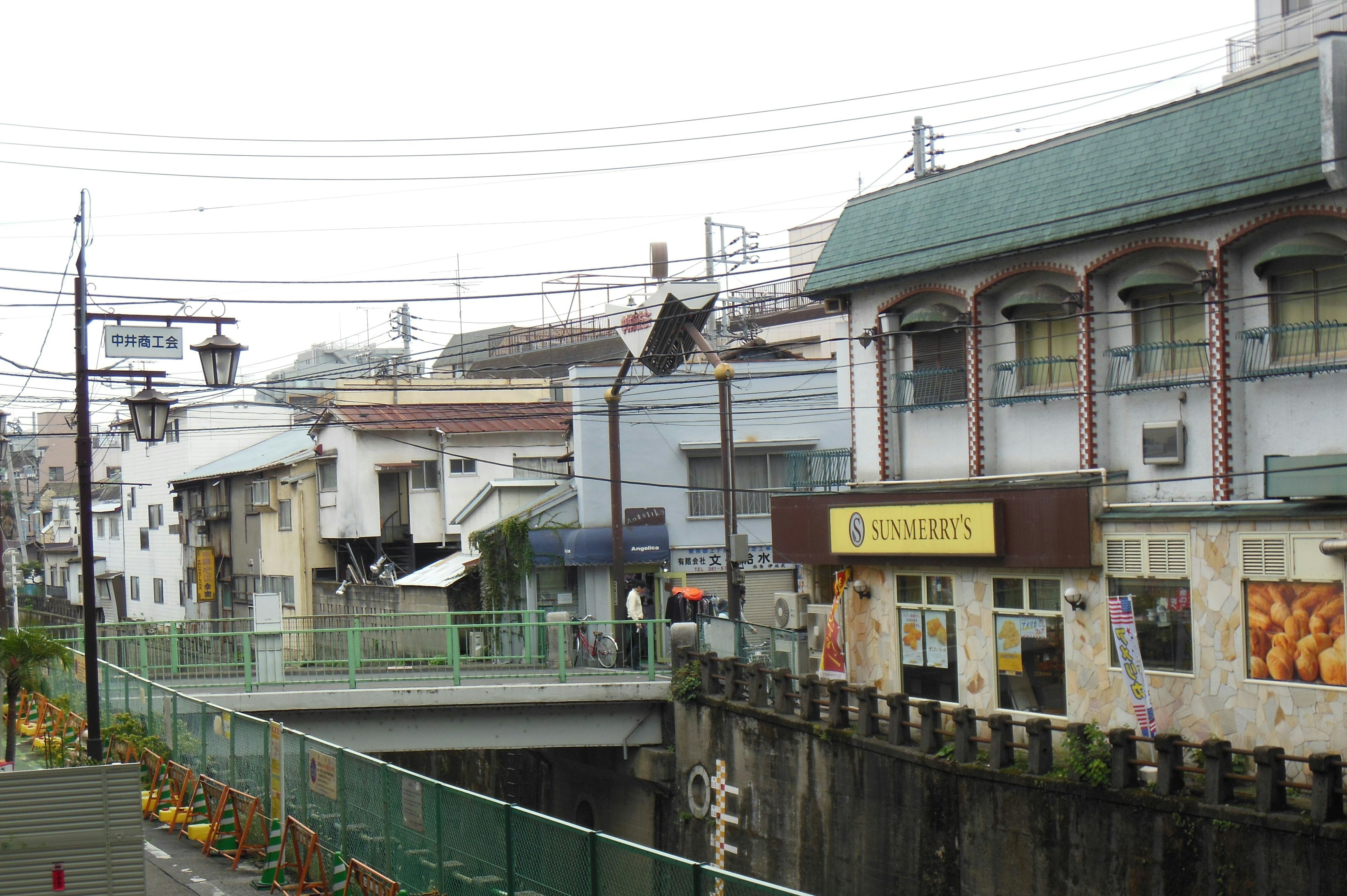 Pemandangan indah bangunan tepi sungai dengan arsitektur vintage