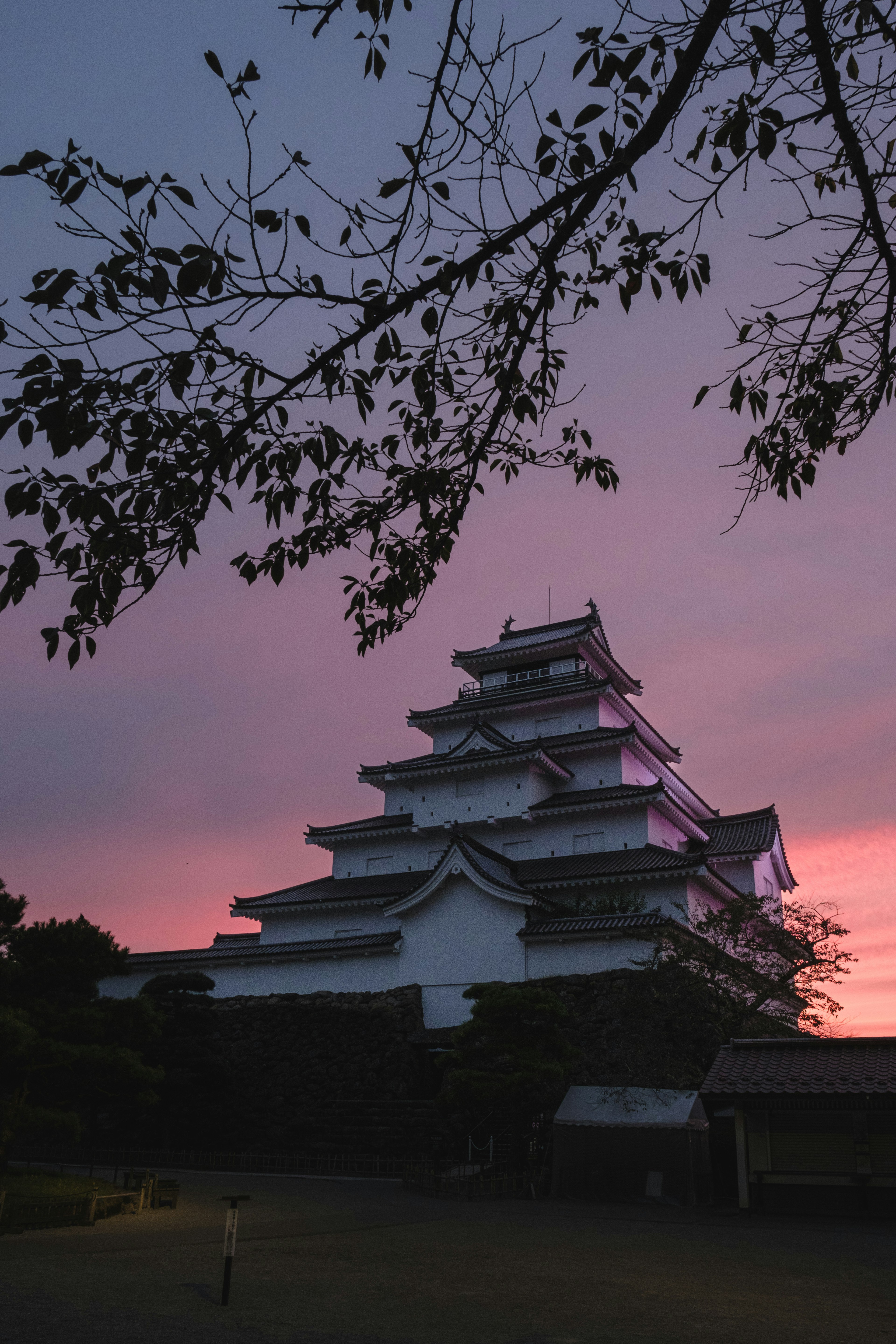 夕焼けに映える日本の城のシルエット