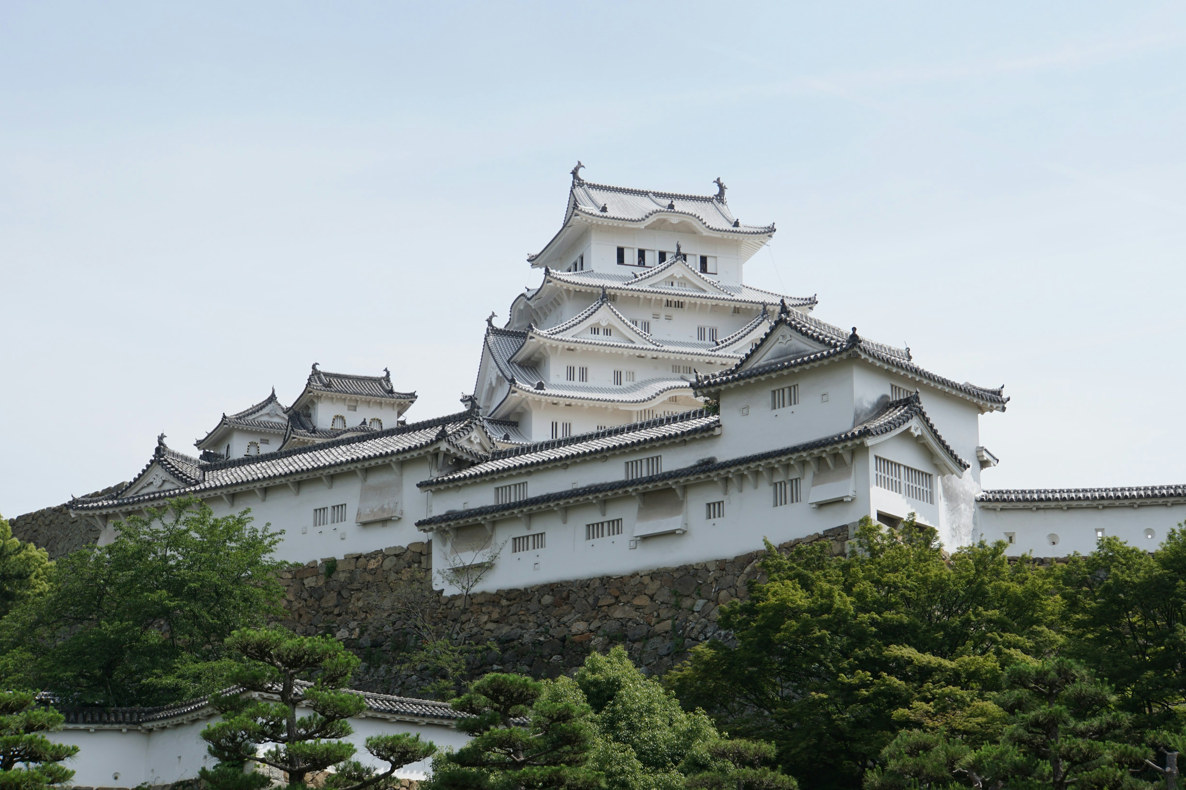 Pemandangan megah Kastil Himeji dengan dinding putih dan atap yang elegan