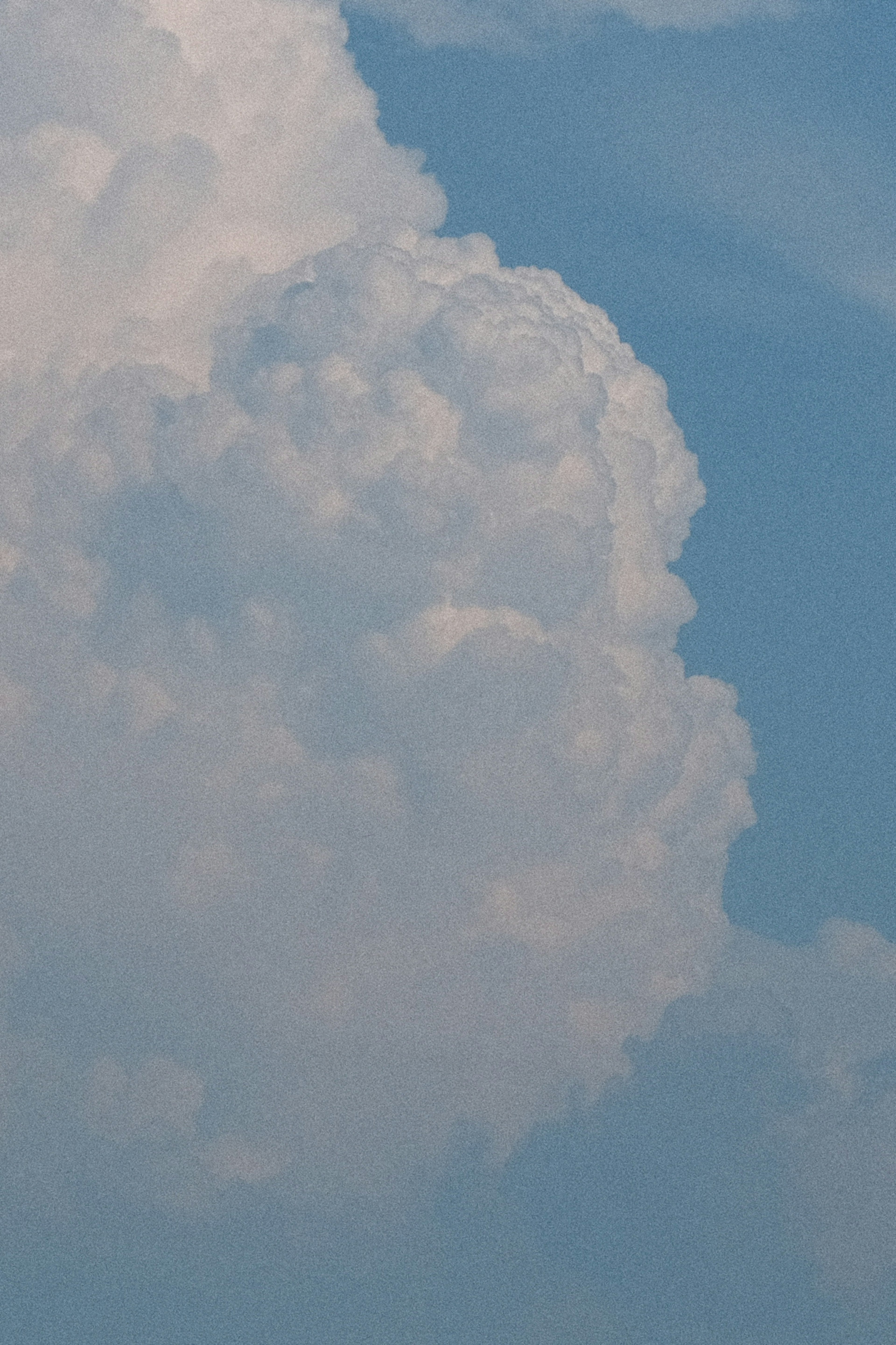 Close-up awan cumulus putih di langit biru