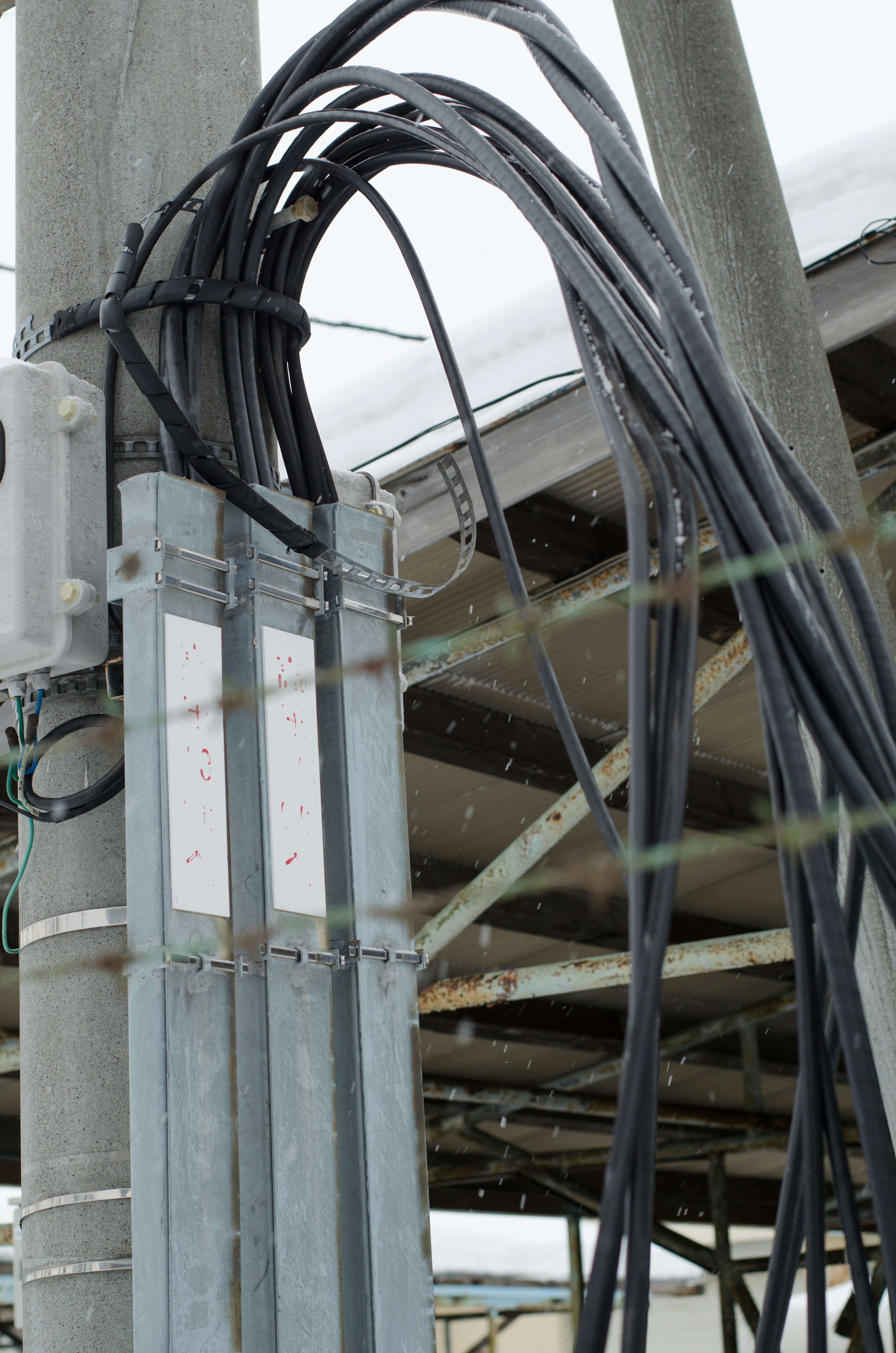 Schwarze Kabel um einen Metallpfosten gewickelt