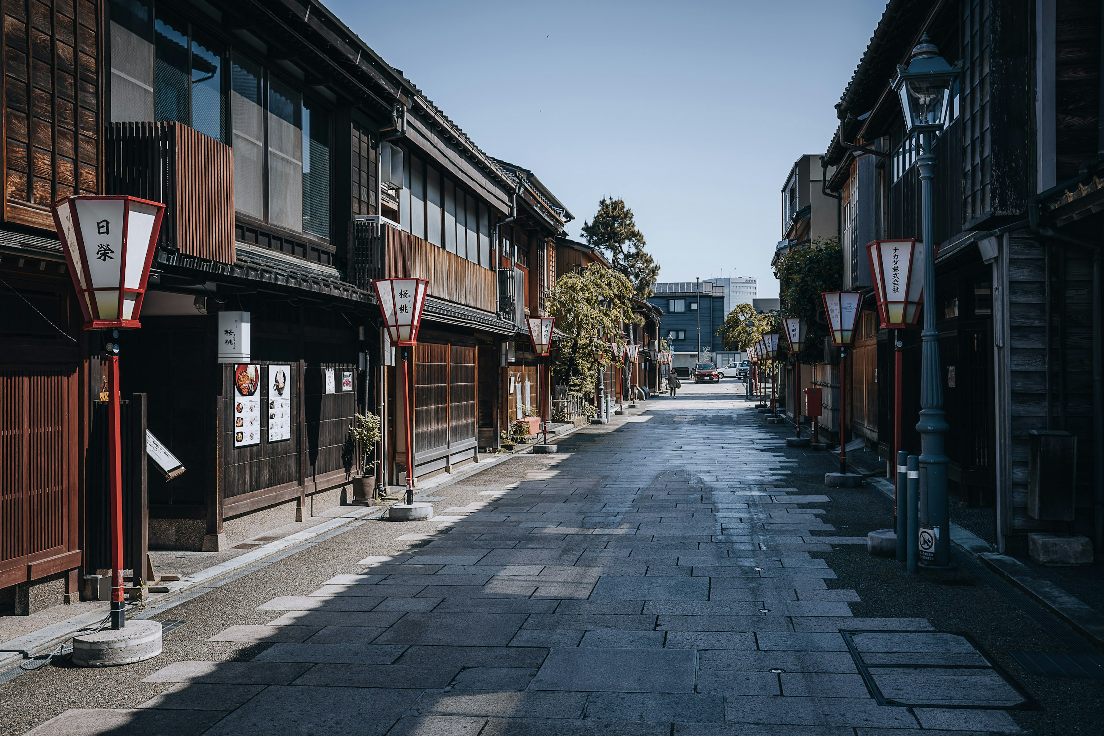 Jalan tenang dengan bangunan tradisional Jepang