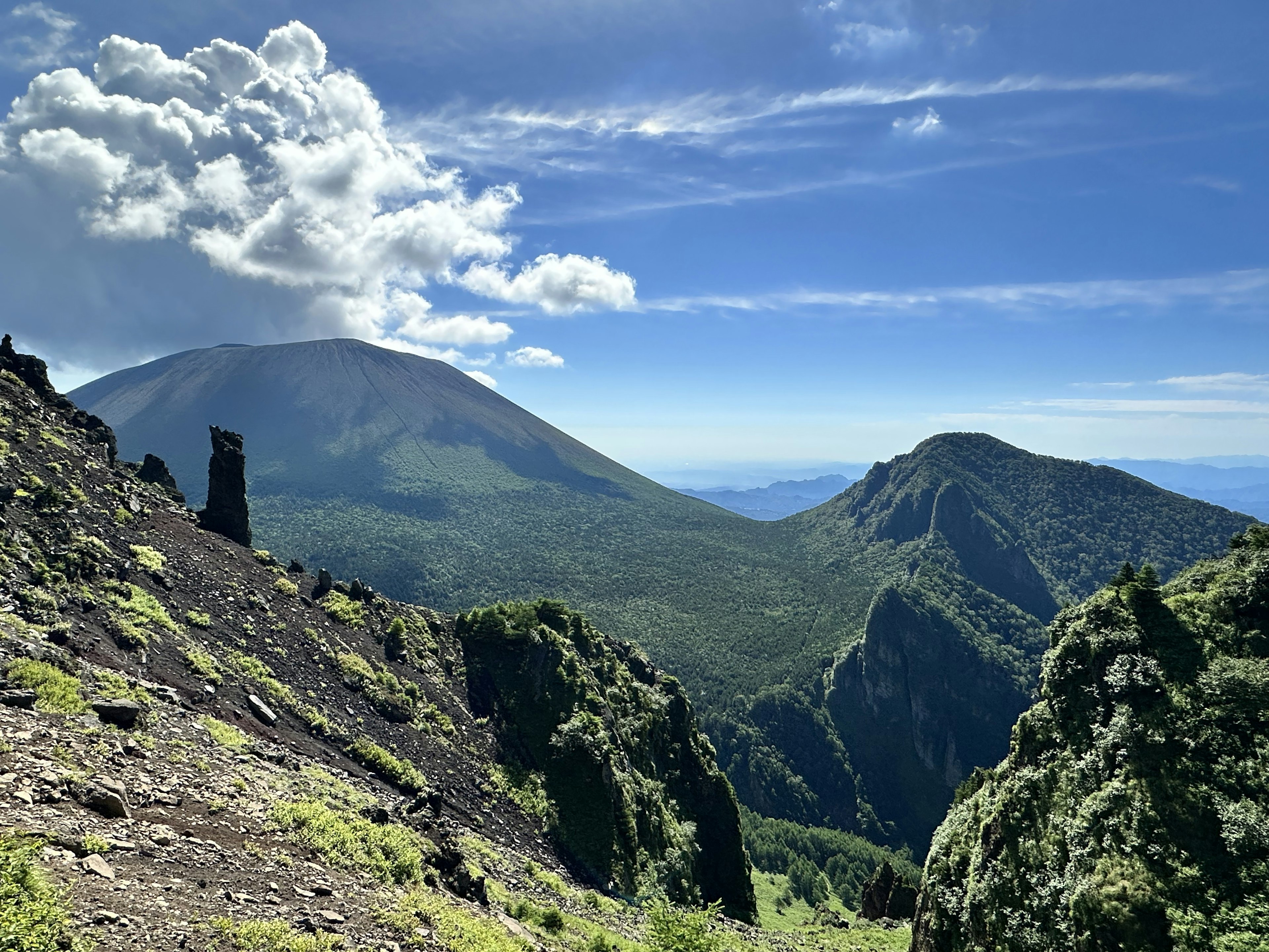 郁郁葱葱的山脉与蓝天下的火山风景