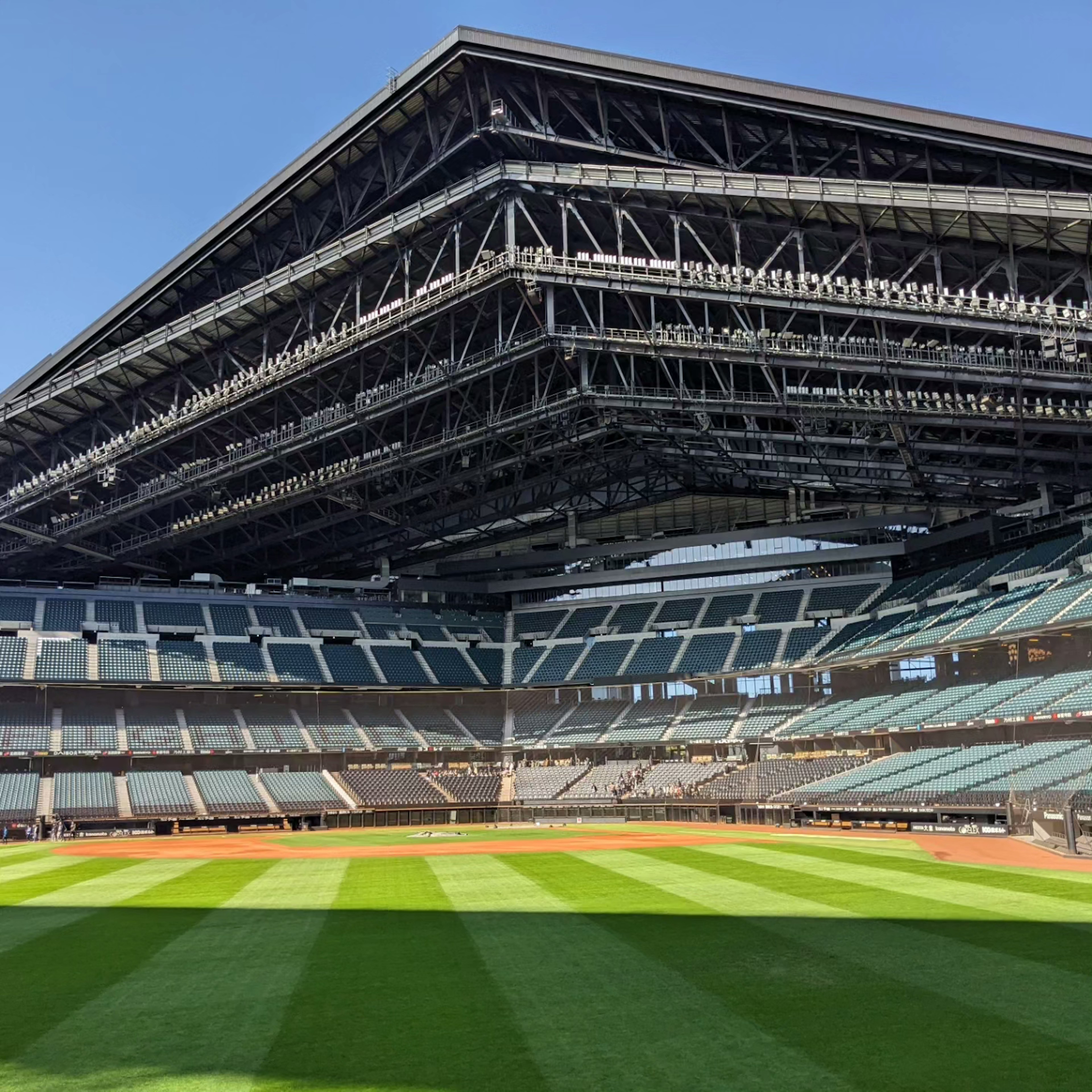 Vue intérieure d'un stade moderne montrant les sièges et le terrain