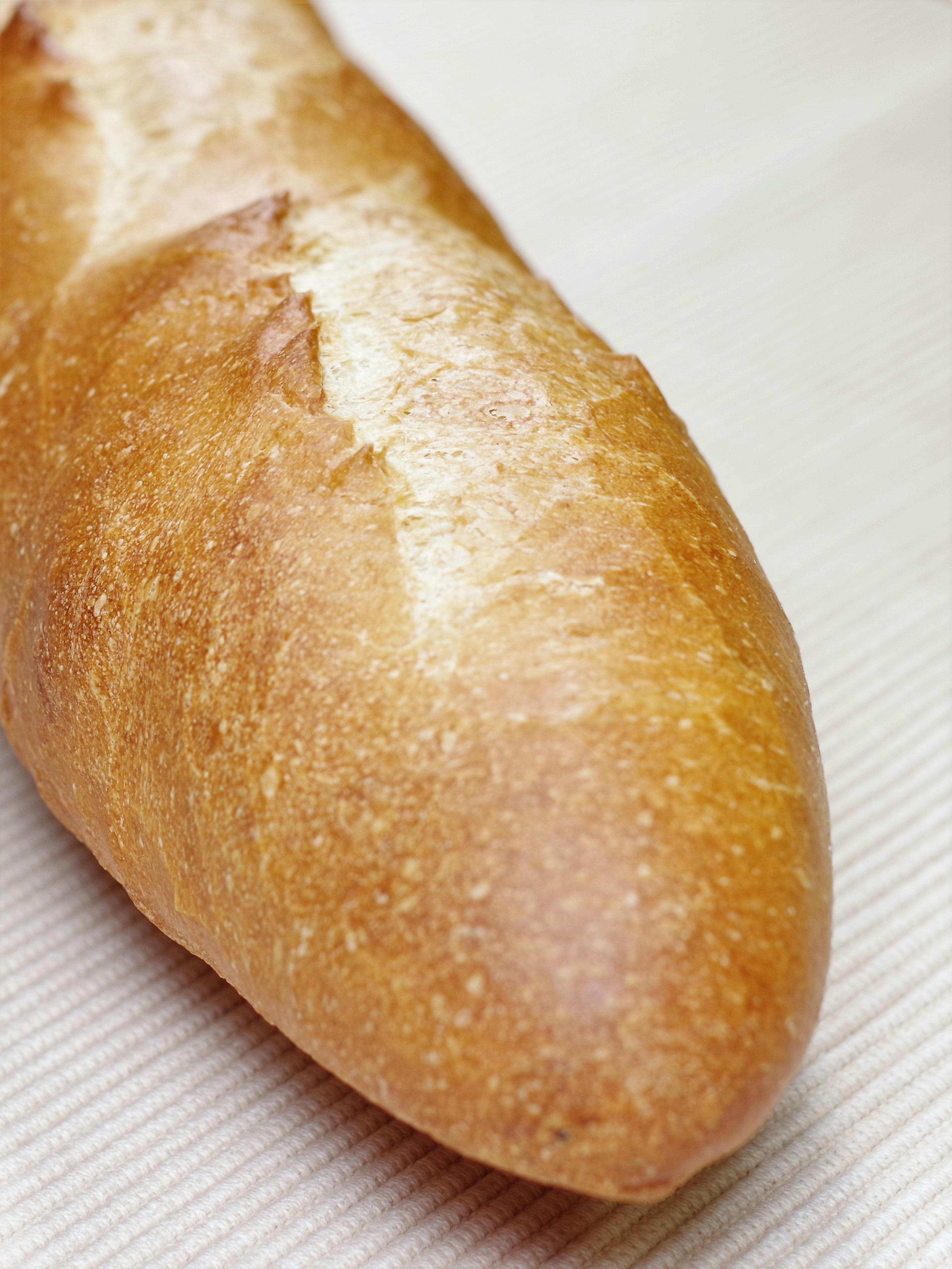 Primer plano de una baguette recién horneada con una corteza crujiente