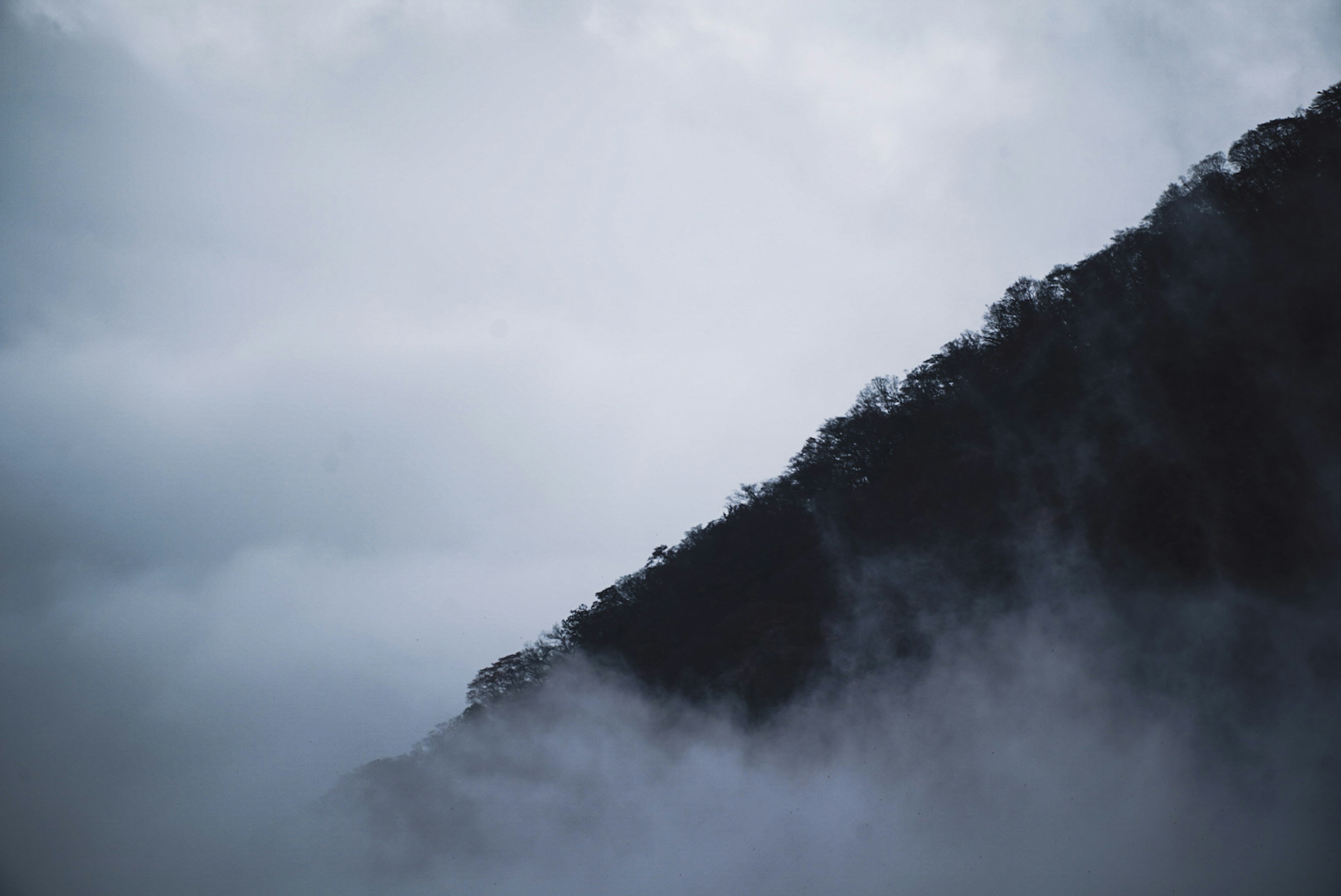 Siluet gunung yang dibungkus kabut