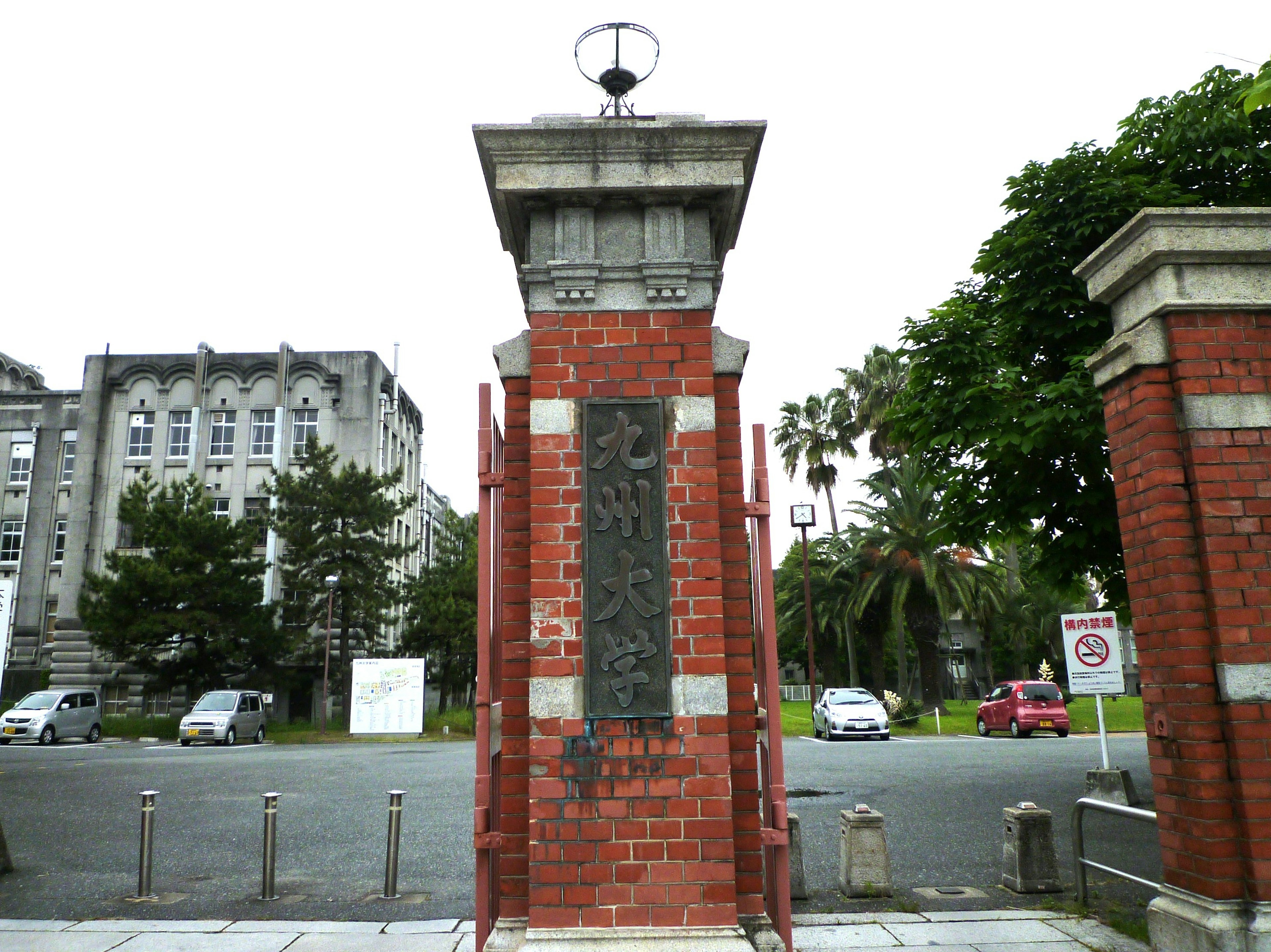 Porta in mattoni con lampada decorativa e vegetazione circostante