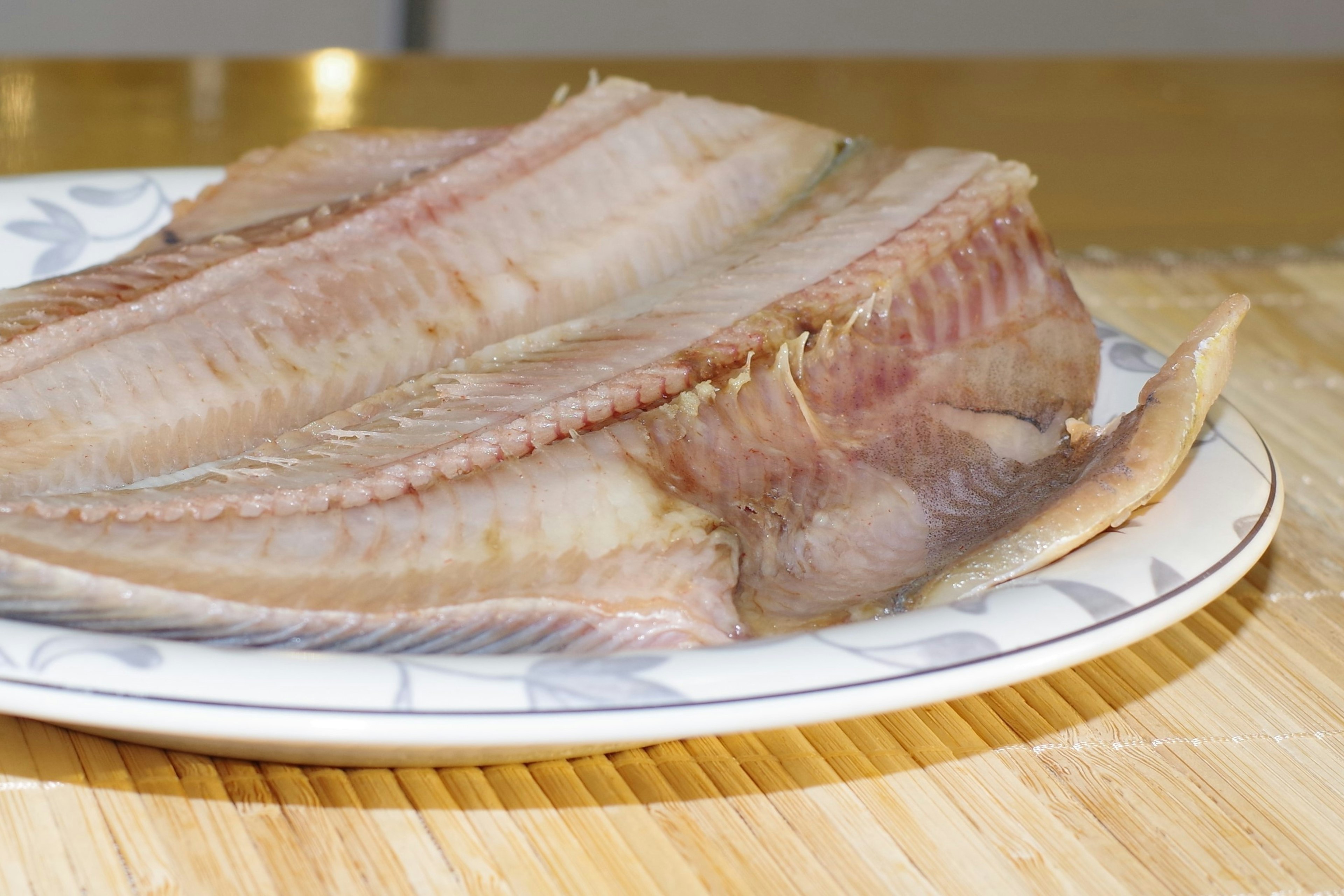 Imagen de filetes de pescado blanco en un plato