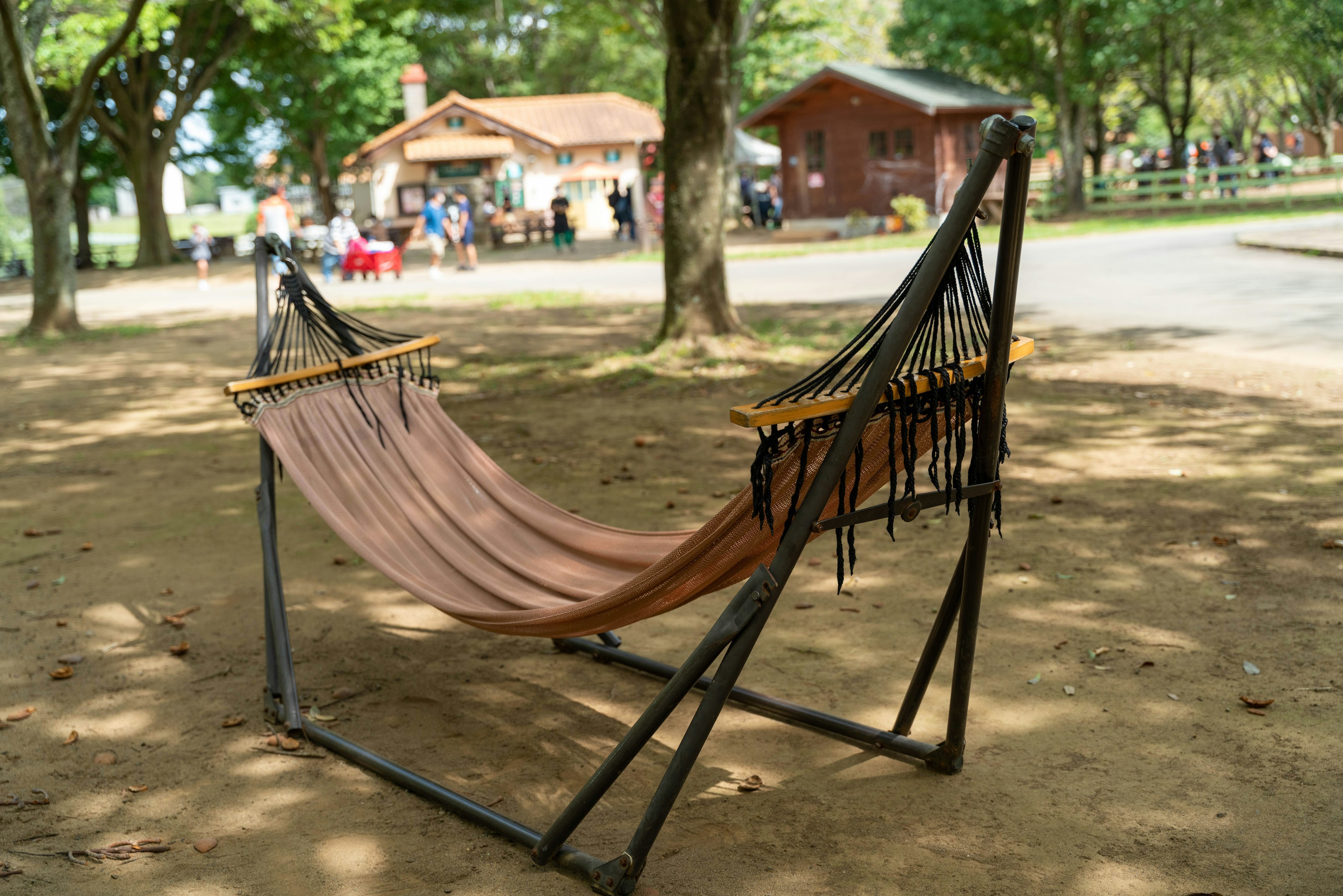 Hammock di bawah naungan dengan bangunan di latar belakang