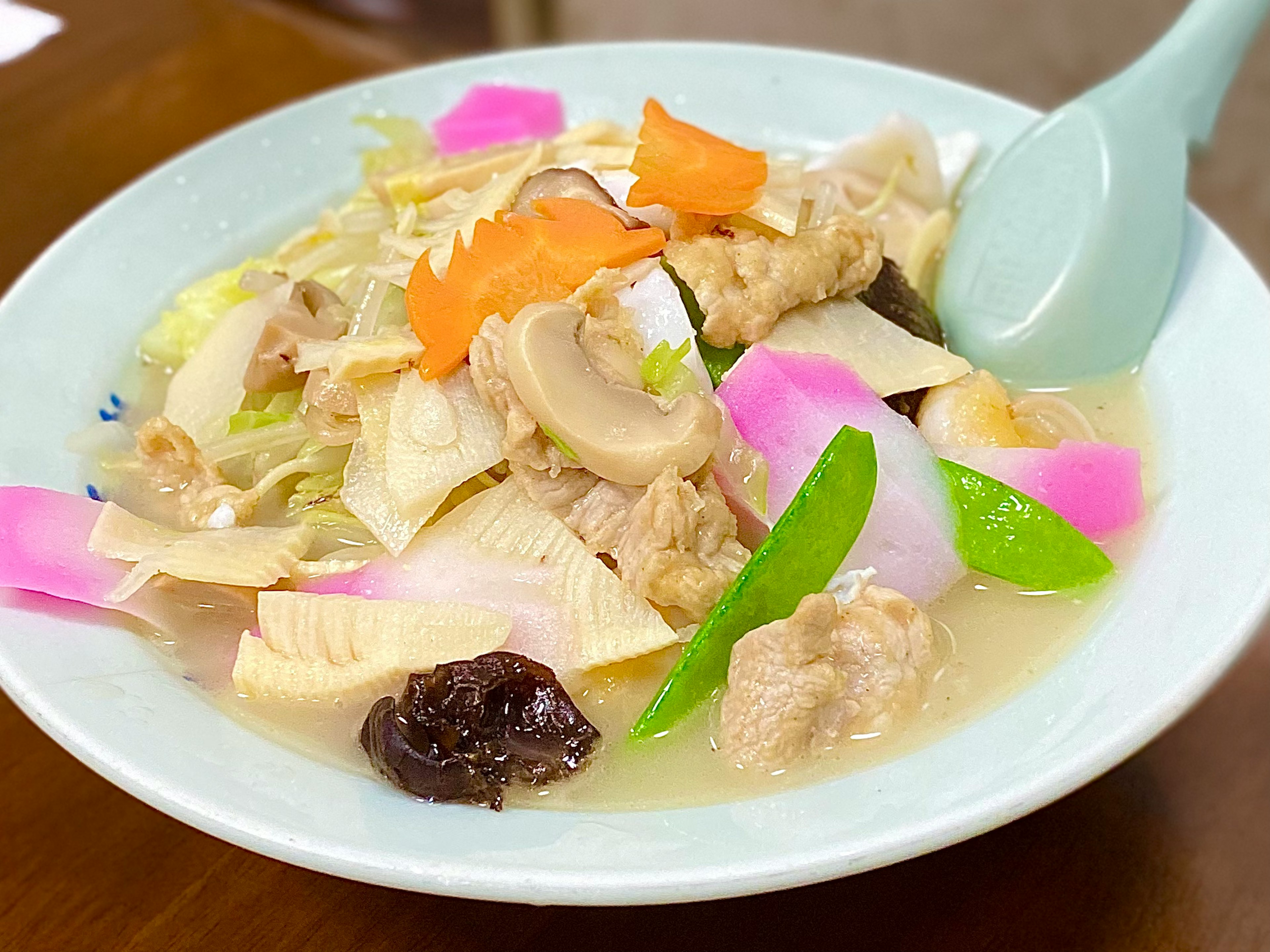 Un plat de soupe délicieux avec des ingrédients colorés