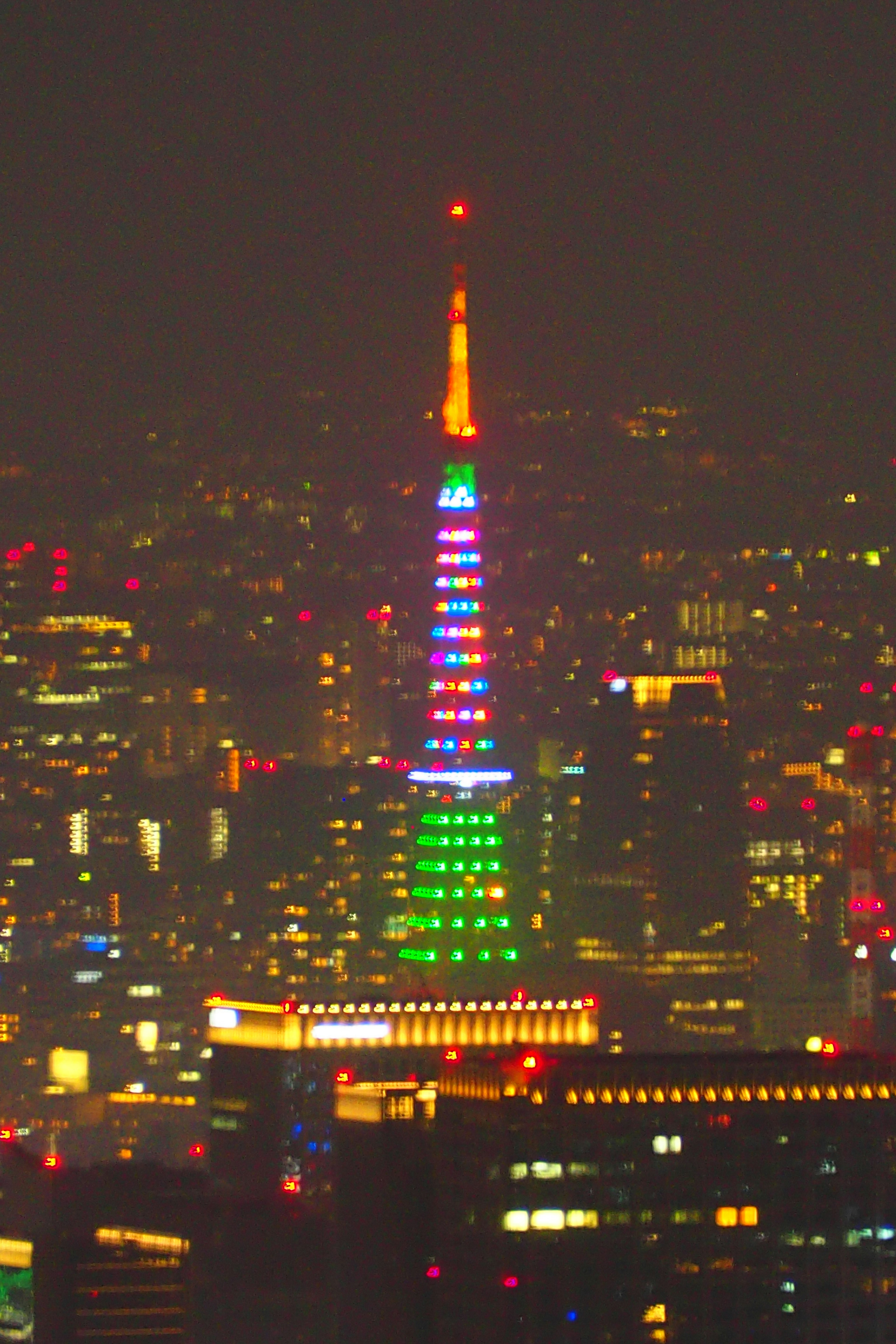 Menara Tokyo diterangi lampu berwarna-warni di malam hari