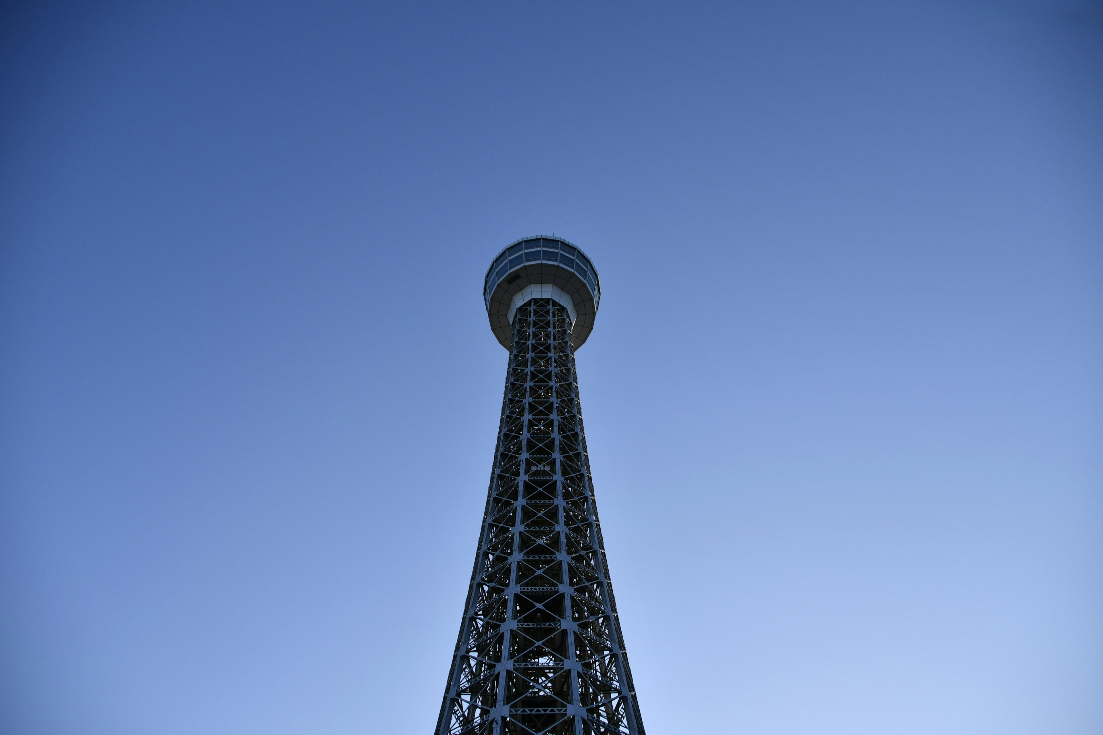 Blick auf einen hohen Eisenturm vor einem klaren blauen Himmel