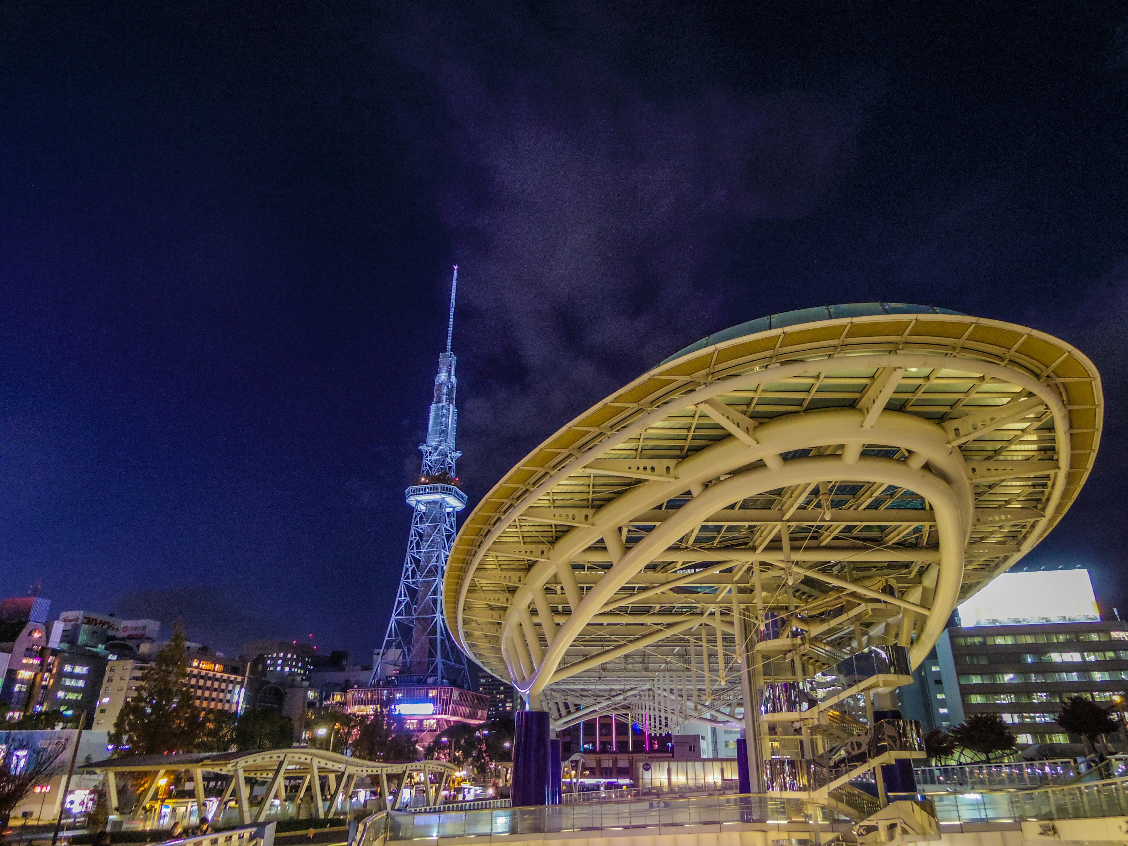 名古屋電視塔與未來派屋頂結構在夜空中照亮的風景