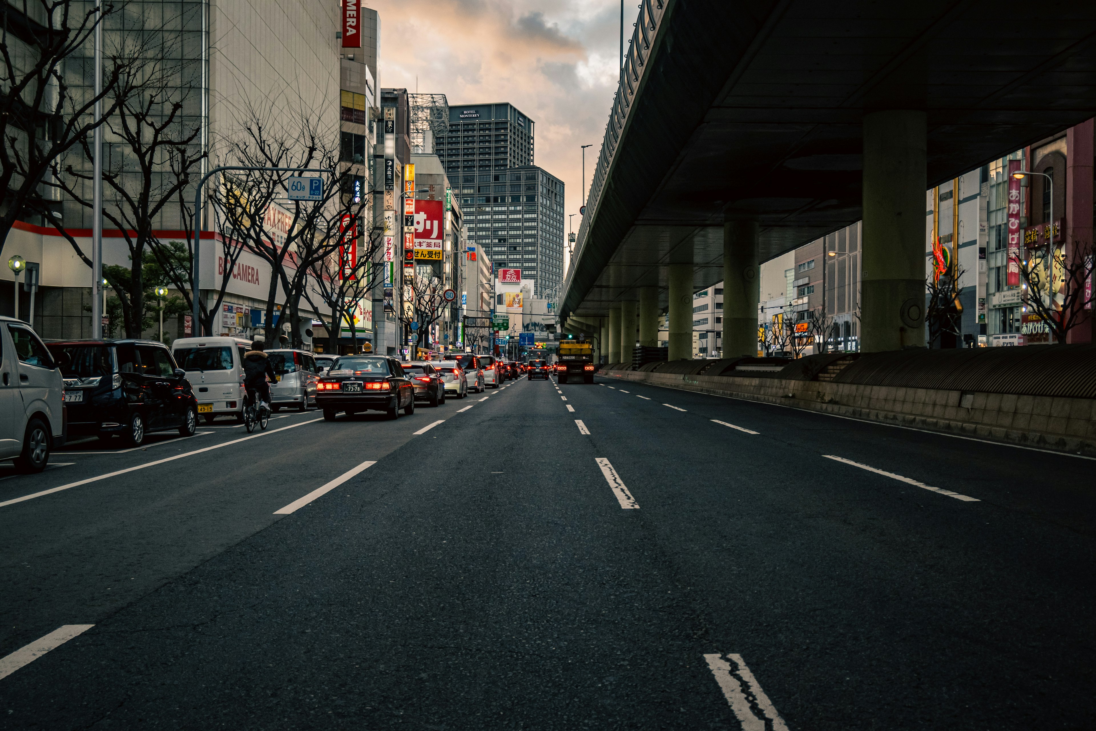 ทัศนียภาพถนนในเมืองพร้อมสะพานสูงไฟเมืองและการจราจร