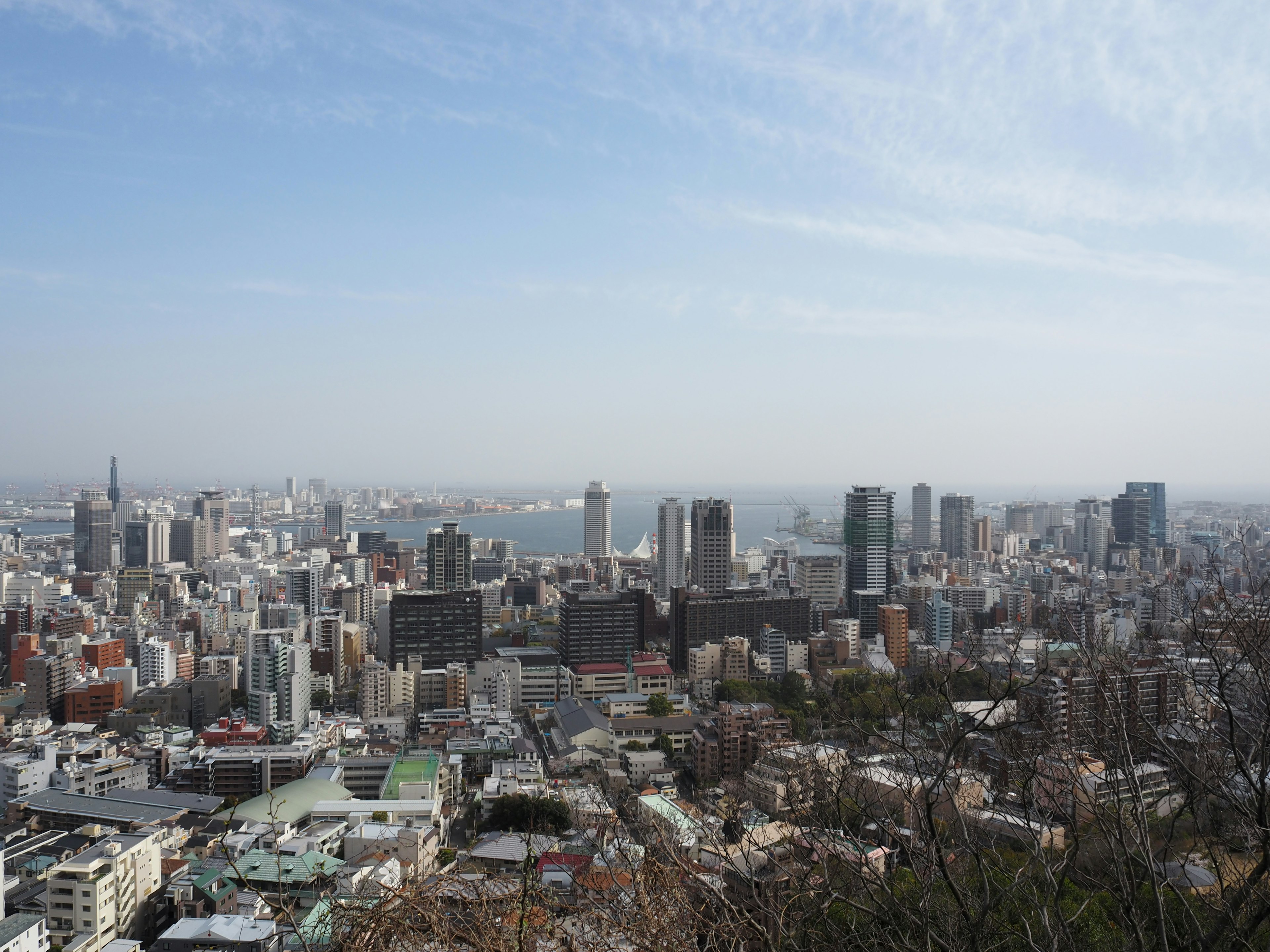 Vista panorámica de la ciudad con rascacielos y cielo azul