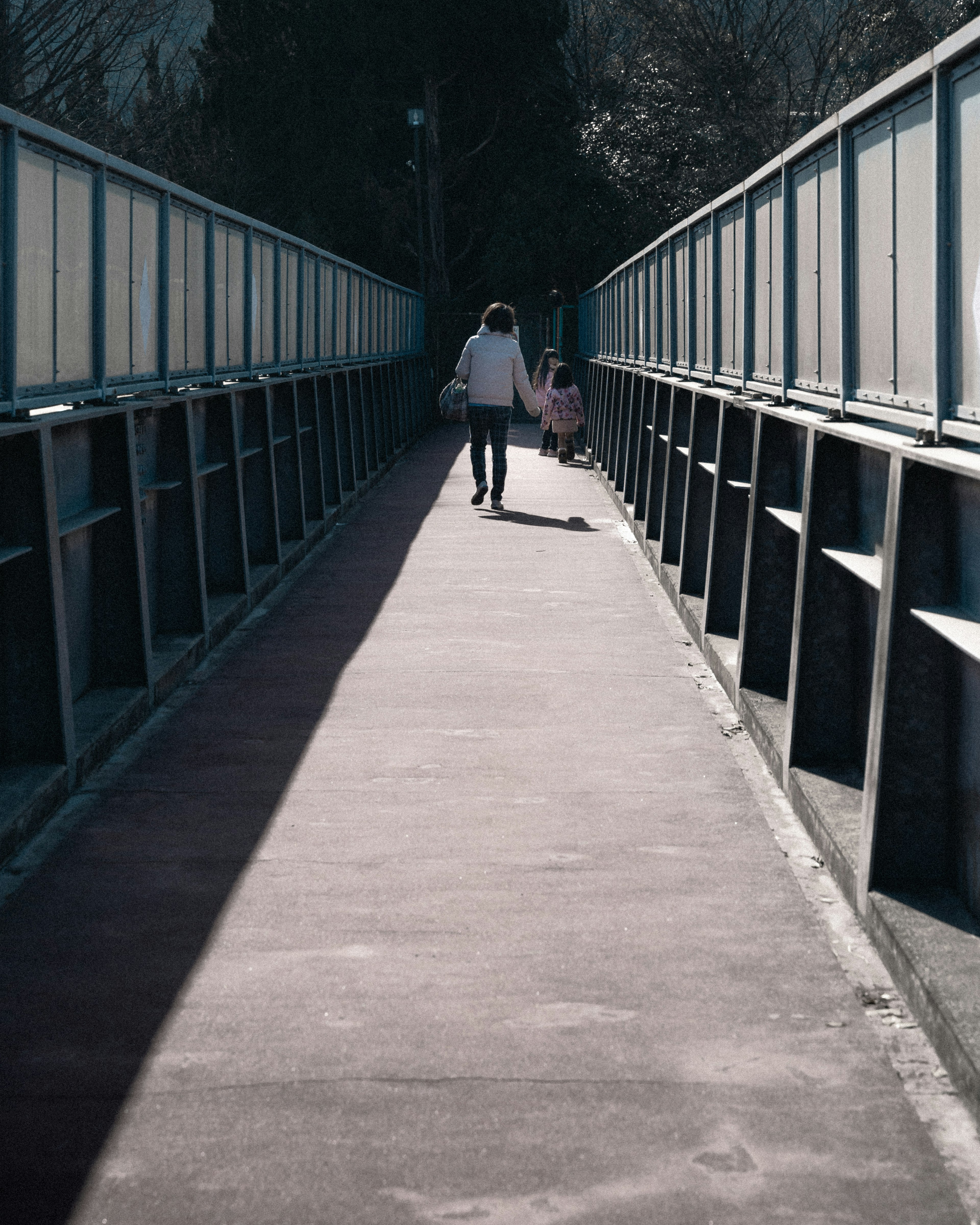 Une personne et un enfant marchant sur un pont