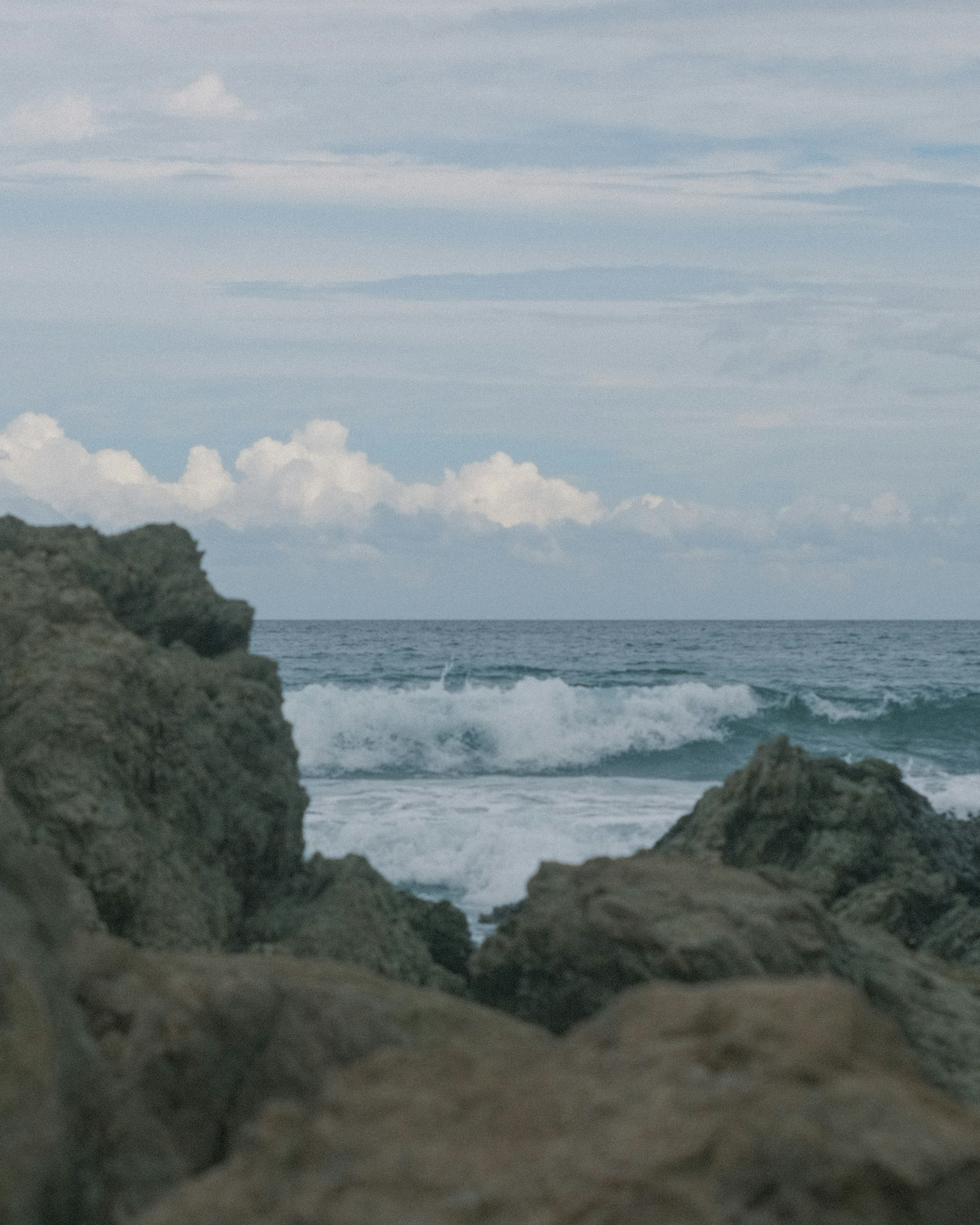 Vagues se brisant contre des rochers au bord de la mer