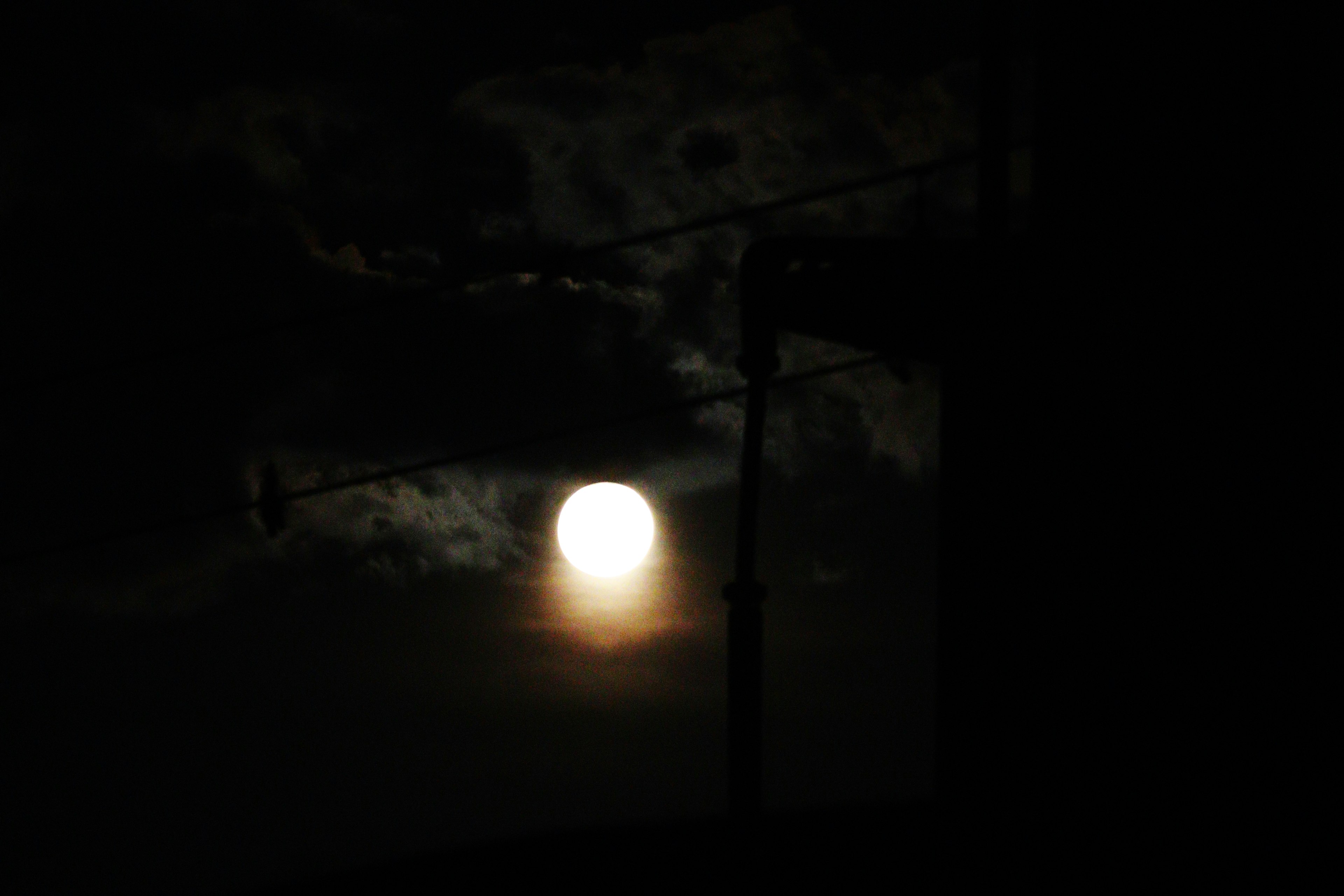 Lune brillante flottant dans un ciel sombre