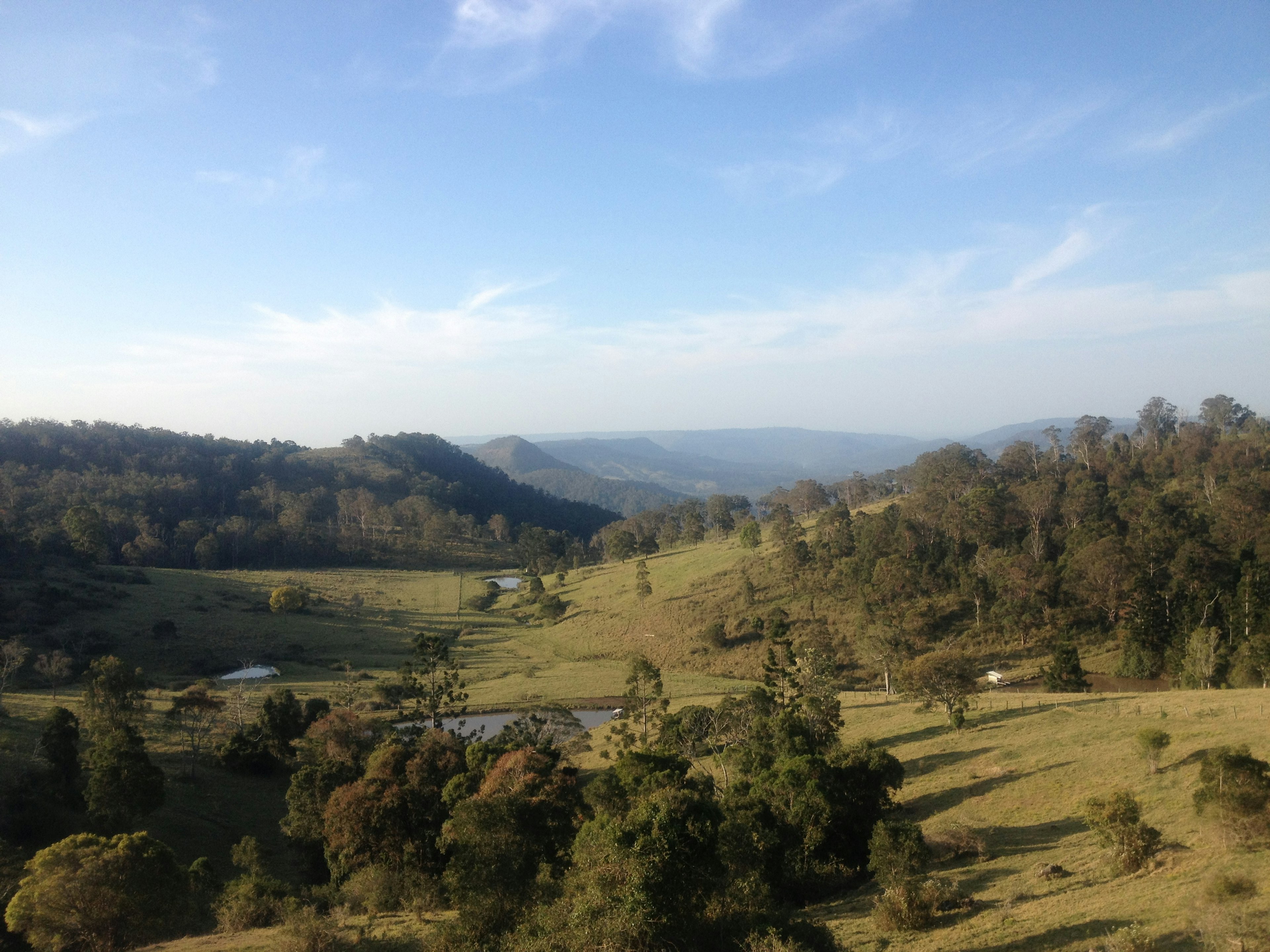 Vista panoramica di colline verdi sotto un cielo blu