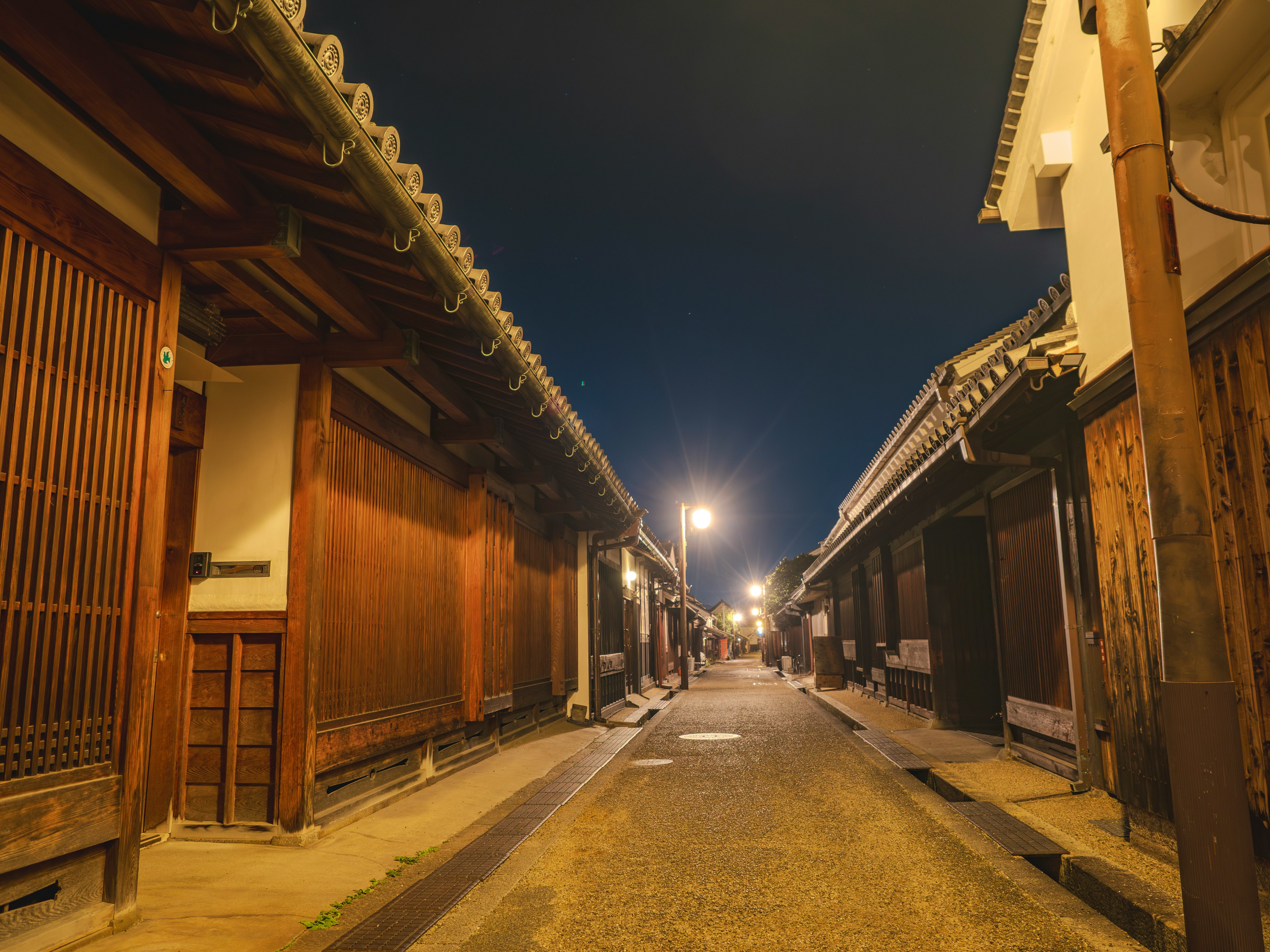 Strada tranquilla fiancheggiata da case in legno tradizionali di notte