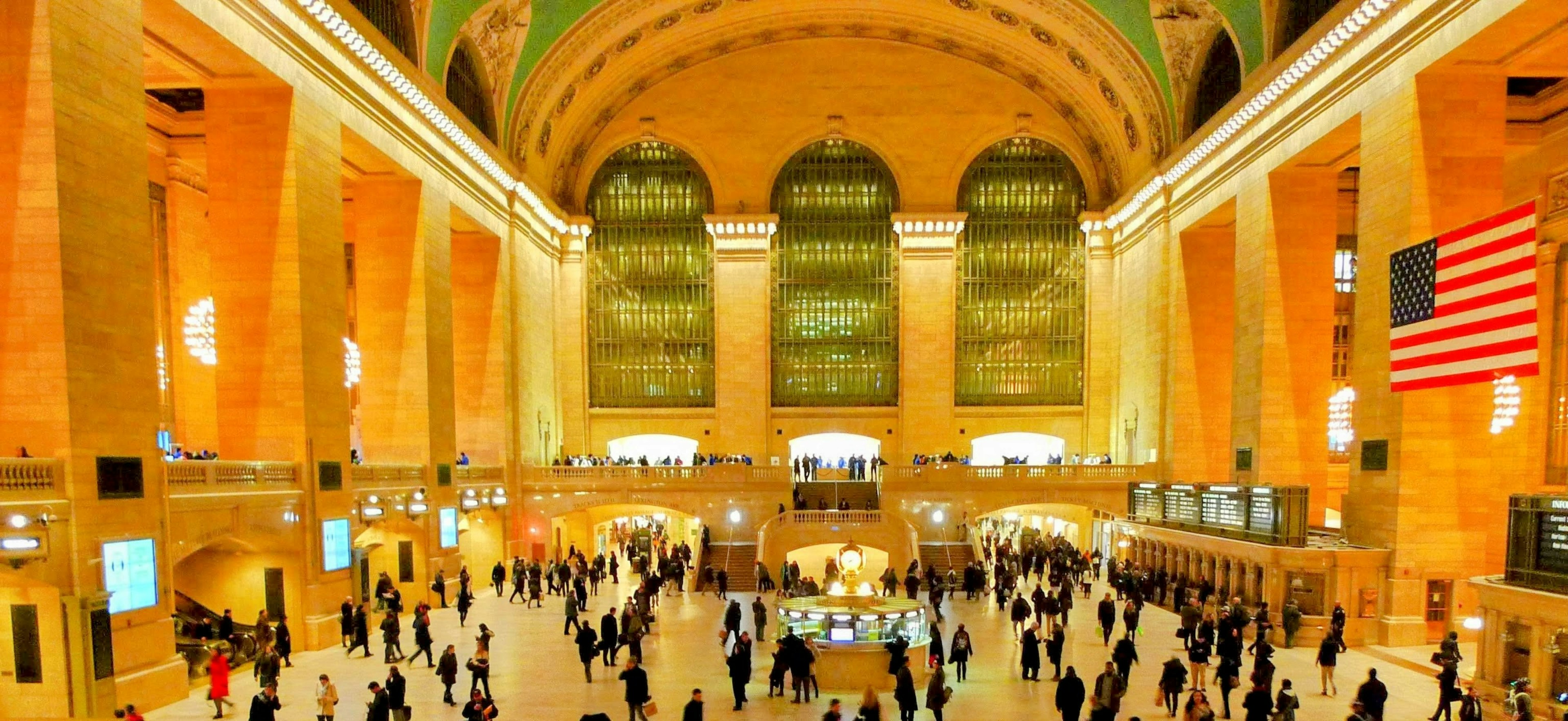 L'interno maestoso della Grand Central Terminal con folle di persone