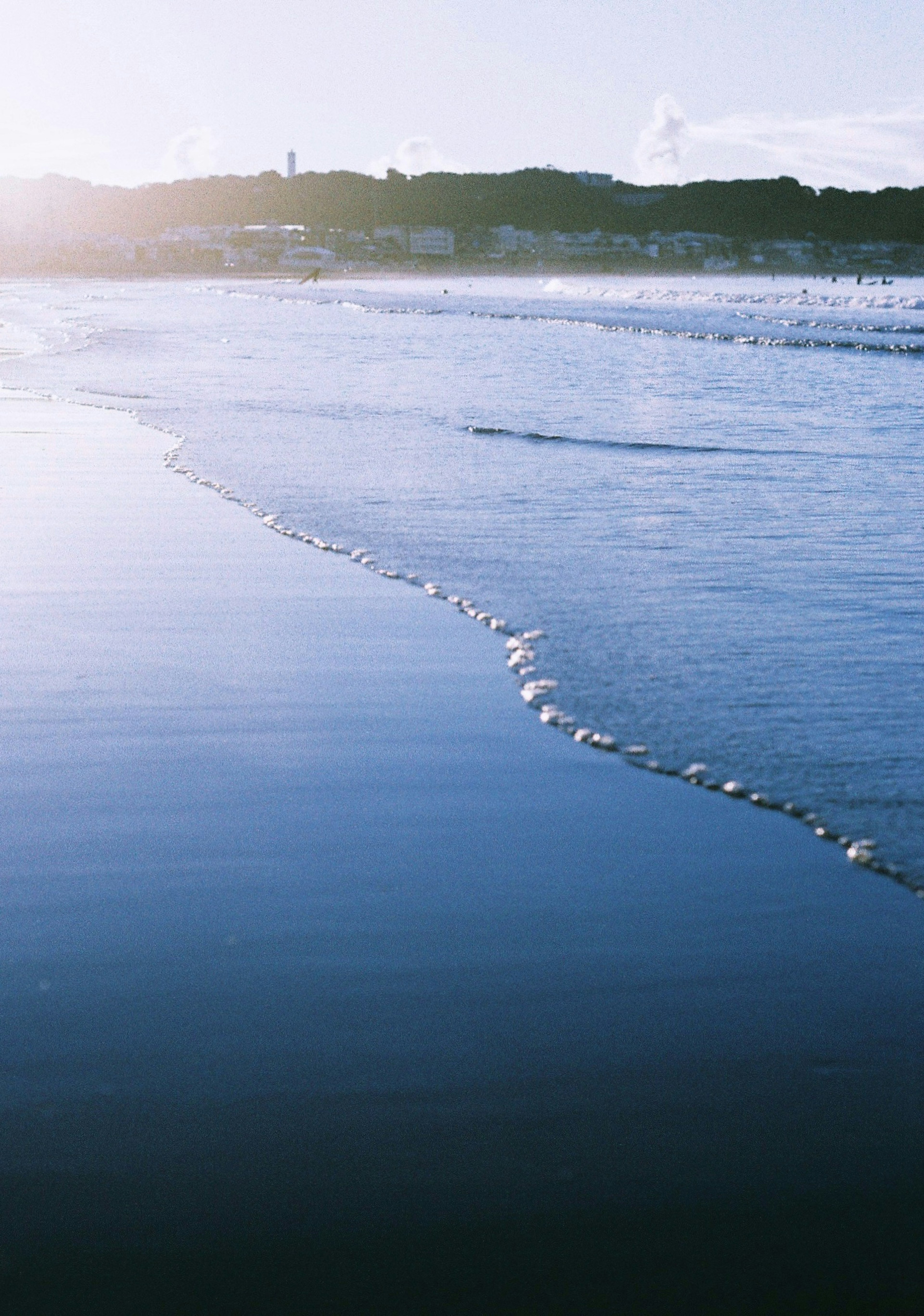 Paysage maritime calme avec des vagues douces, surface d'eau bleue, lumière du soleil