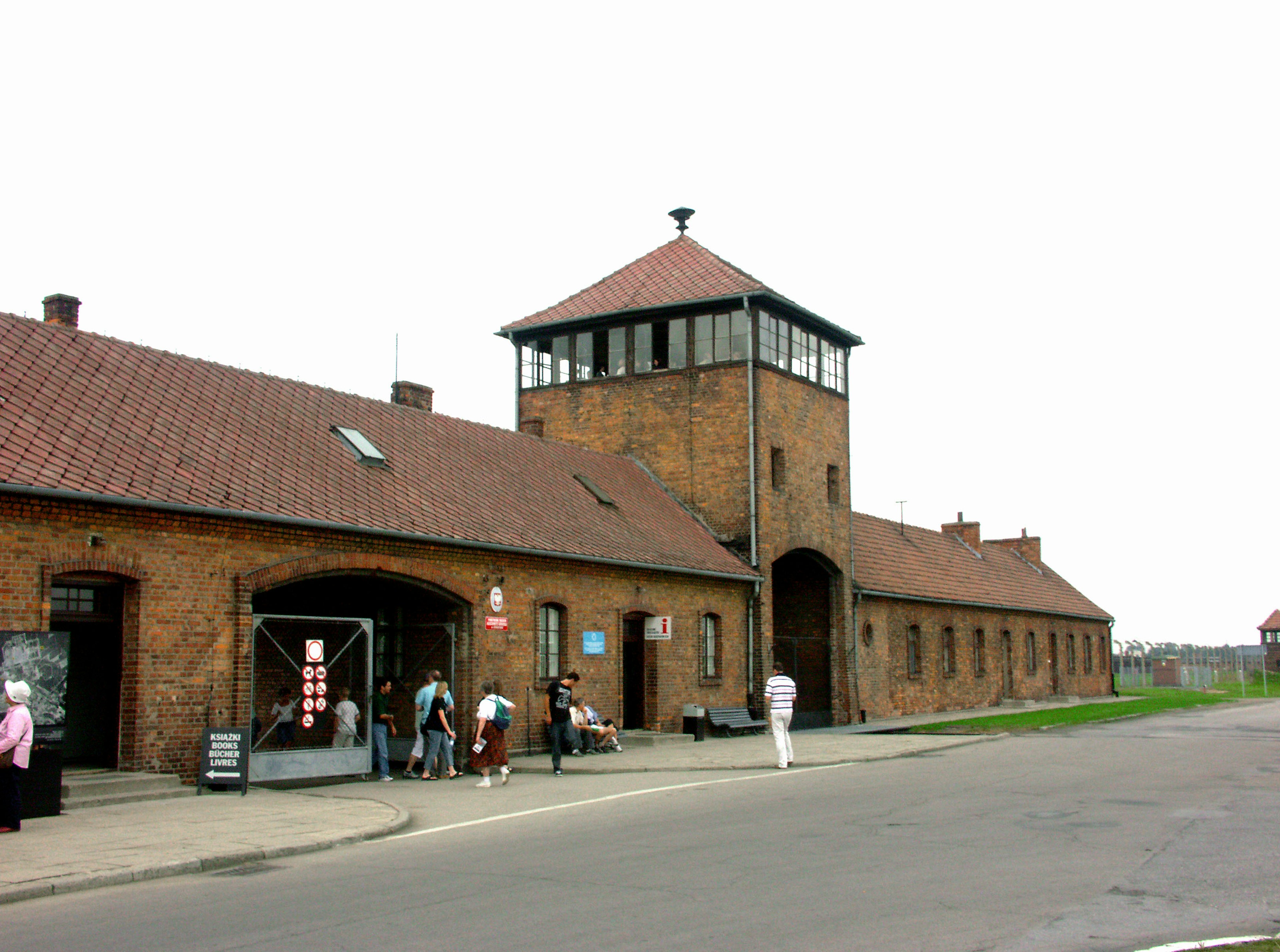 Bangunan Auschwitz dengan menara pengawas di latar belakang