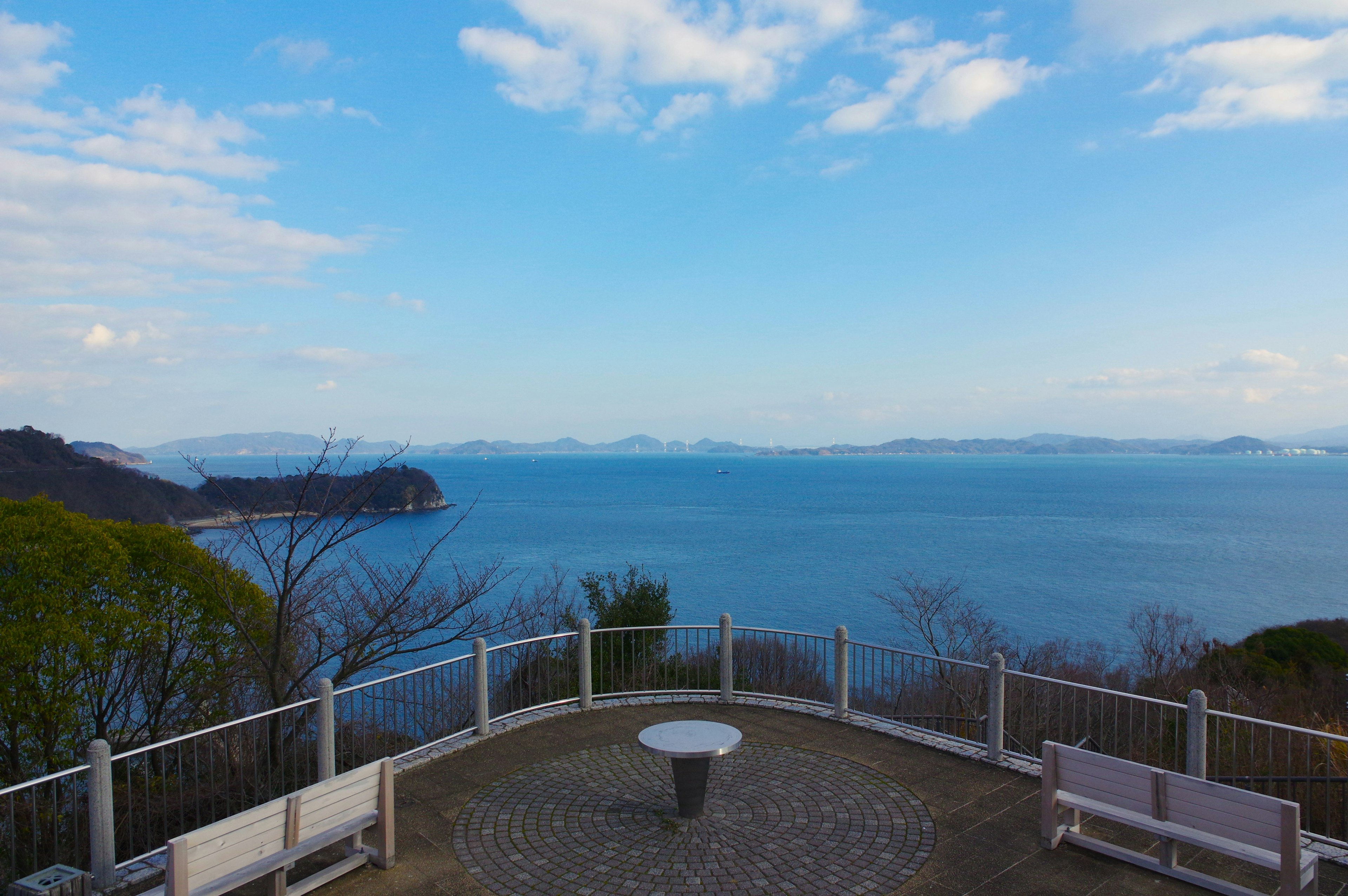 Vue panoramique d'un point de vue avec une mer et un ciel bleus