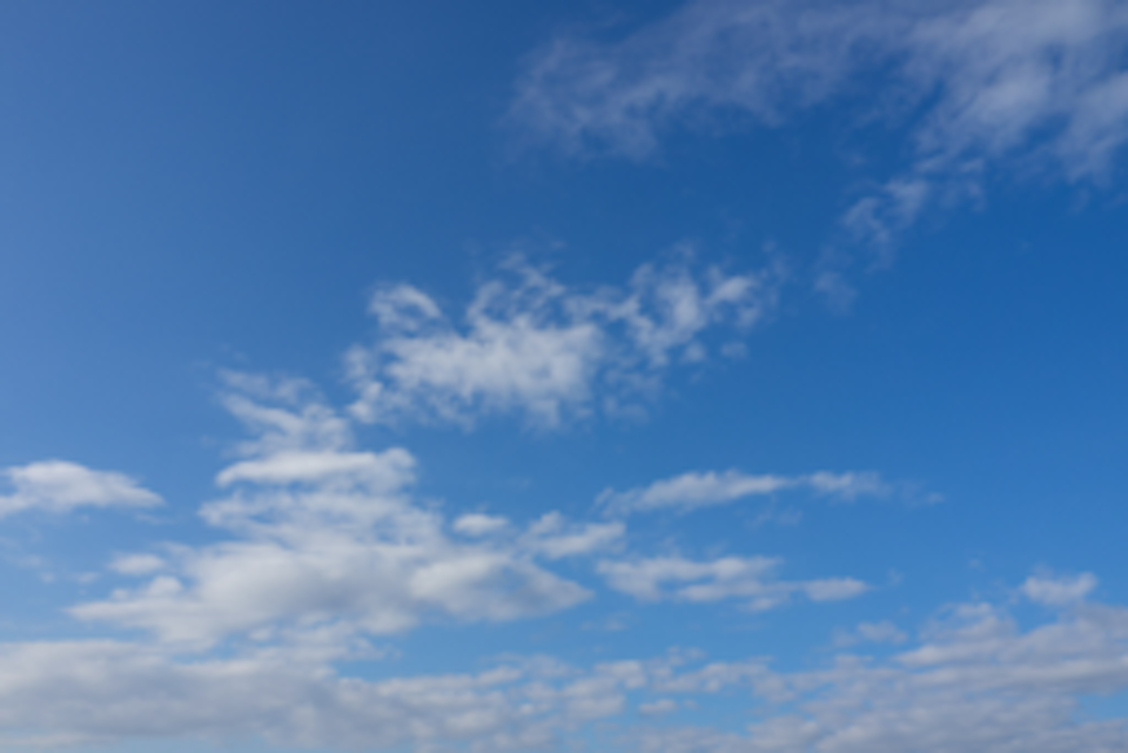 青空に白い雲が広がる風景